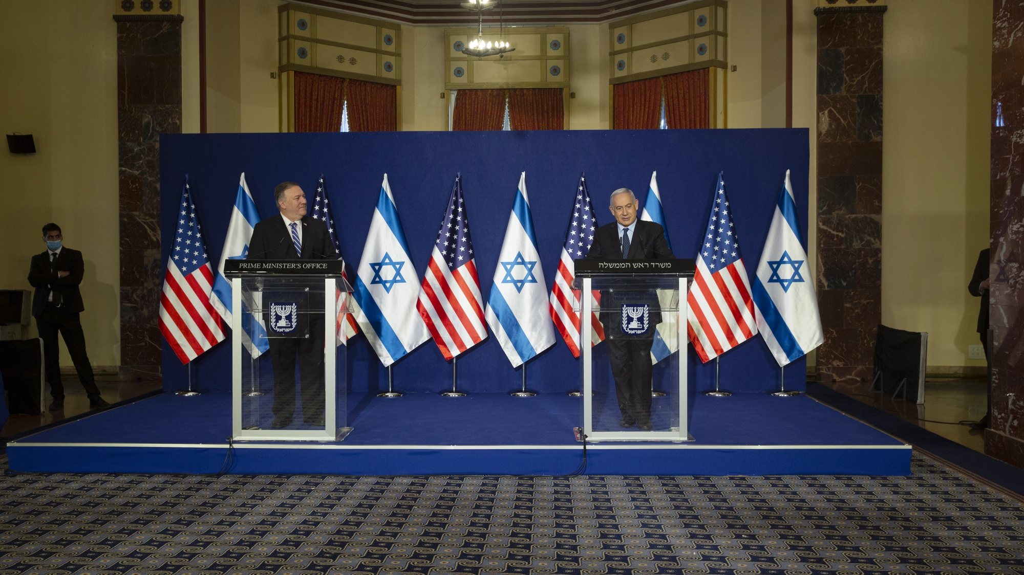 epa08828790 US Secretary of State Mike Pompeo (L) and Israeli Prime Minister Benjamin Netanyahu (R) attend a joint press conference in Jerusalem, 19 November 2020.  EPA/Maya Alleruzzo / POOL
