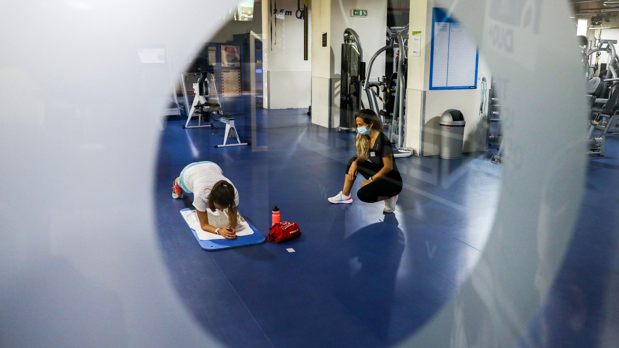 Uma utente treina esta manhã com a sua instrutora num ginásio em Lisboa, 03 de junho de 2020. Os ginásios puderam reabrir as suas portas ao público desde dia 1 de junho. MIGUEL A. LOPES/LUSA