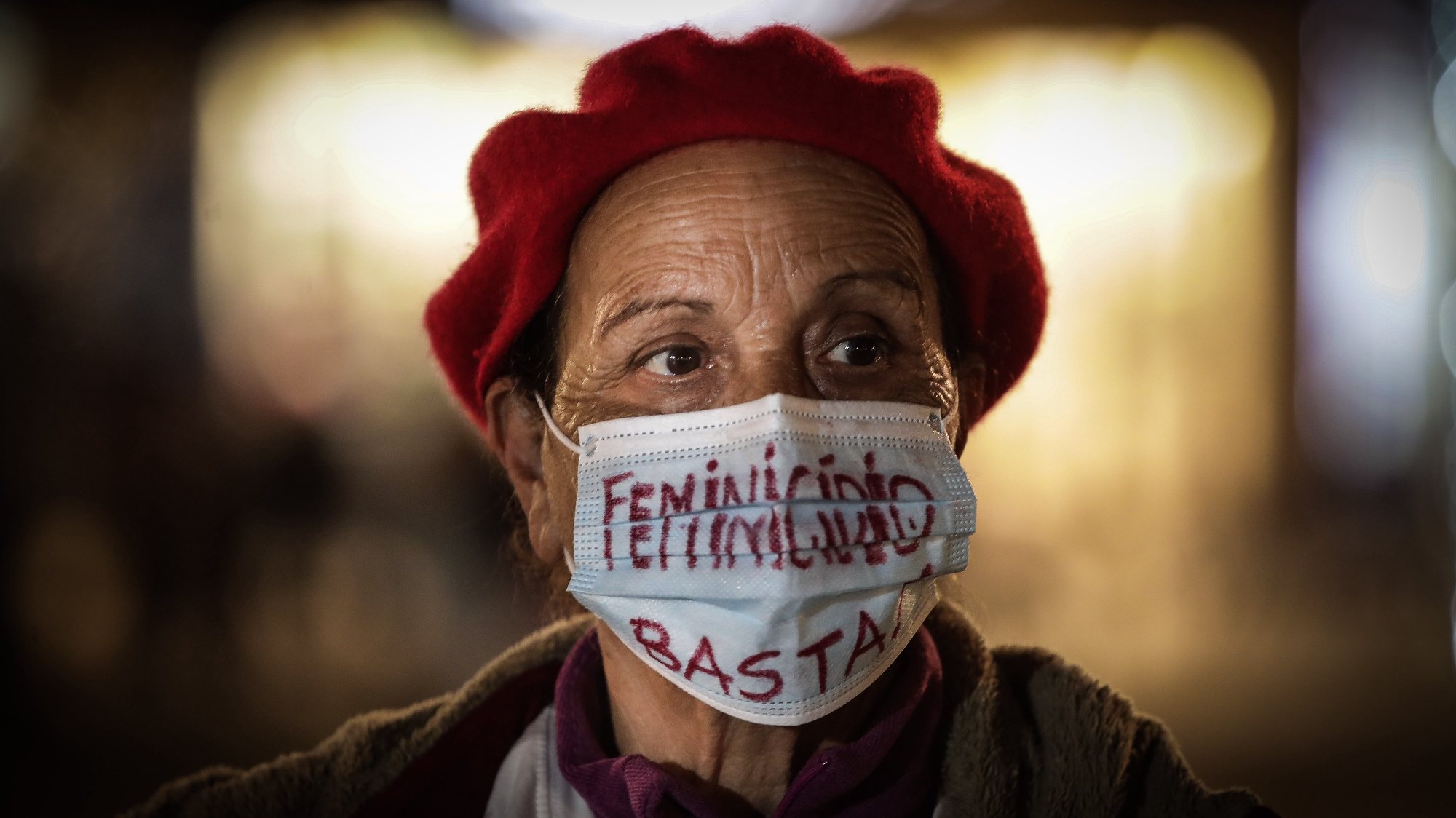 Pessoas participam na concentração &quot;Pelo Fim da Violência Contra as Mulheres&quot; no âmbito do Dia Internacional pela Eliminação da Violência Contra as Mulheres, em Lisboa, 25 de novembro de 2020. MÁRIO CRUZ/LUSA