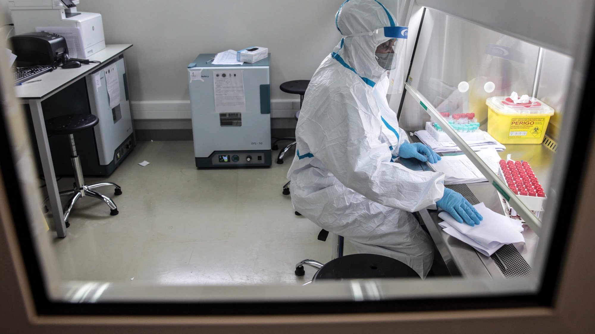 Um elemento da equipe do cientista angolano Dr. Valdemar Tchipenhe que coordena o Centro de Diagnóstico Laboratorial de Viana trabalha no diagnóstico das infeções por covid-19 em Angola, Luanda, 25 de setembro de 2020. (ACOMPANHA TEXTO DE 12/10/2020) AMPE ROGÉRIO/LUSA