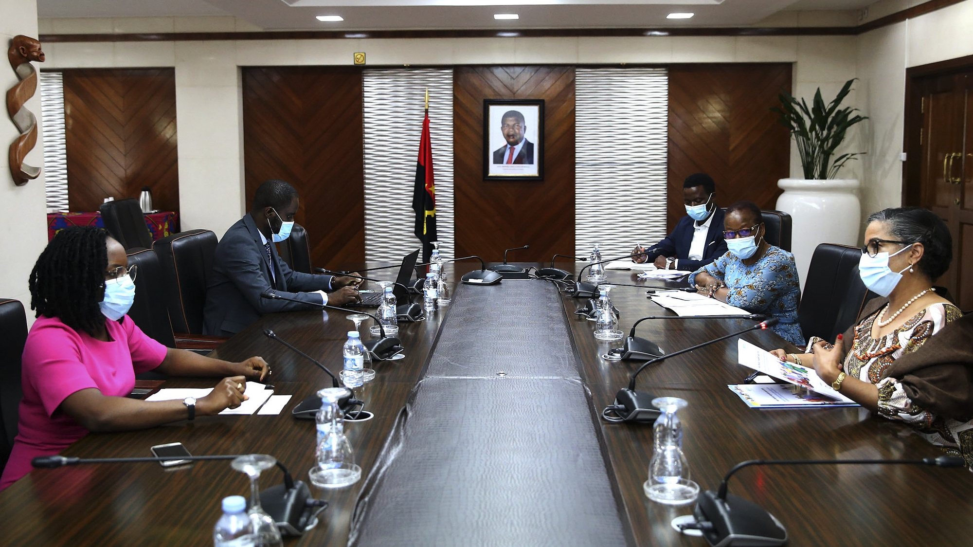 A ministra das Finanças de Angola, Vera Daves de Sousa e a representante da Organização Mundial da Saúde (OMS), Djamila Khady Cabral, durante um encontro em Luanda, Angola, 2 de dezembro de 2020. AMPE ROGÉRIO/LUSA