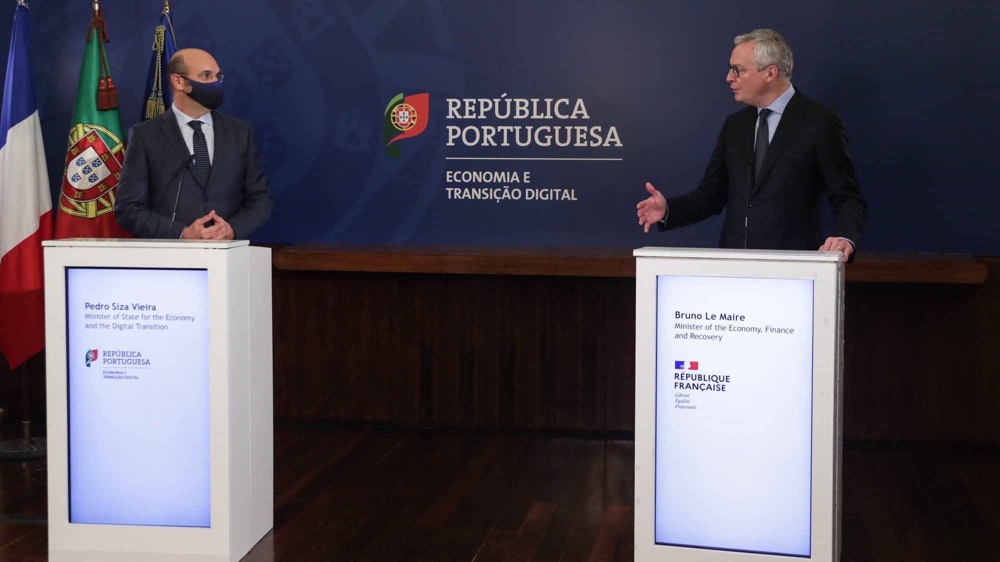 Portuguese Economy minister Pedro Siza Vieira (L) together with his french counterpart Bruno Le Maire (R) during the press conference after their meeting at the Economy Ministry in downtown Lisbon, Portugal, 02nd November 2020. TIAGO PETINGA/LUSA