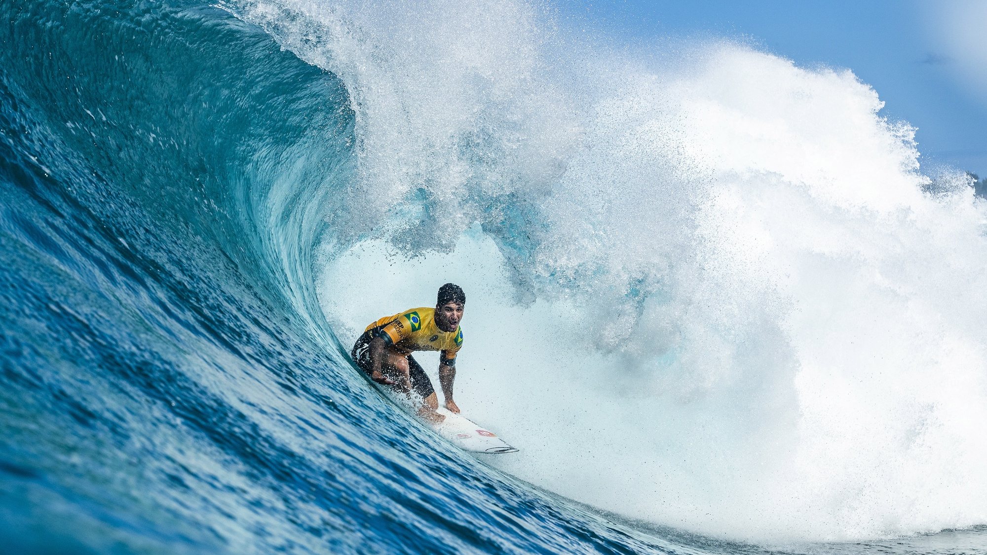 epa07238169 A handout photo made available by the World Surf League (WSL) Gabriel Medina of Brazil competing in the semi final of the season-ending Billabong Pipe Masters at Banzai Pipeline, Pupukea, Oahu island, Hawaii, USA, 17 December 2018. Medina went on to win the event and became world champion.  EPA/KELLY CESTARI - WSL HANDOUT  HANDOUT EDITORIAL USE ONLY/NO SALES