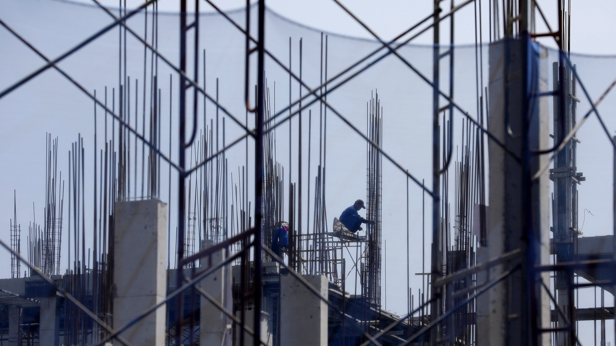 epa08534649 A laborer works at a construction site in Hanoi, Vietnam, 08 July 2020. Vietnam&#039;s GDP growth grew by 1.8 percent in the first half of 2020 due to the pandemic of the COVID-19 disease caused by the SARS-CoV-2 coronavirus, according to General Statistics Office (GSO).  EPA/LUONG THAI LINH