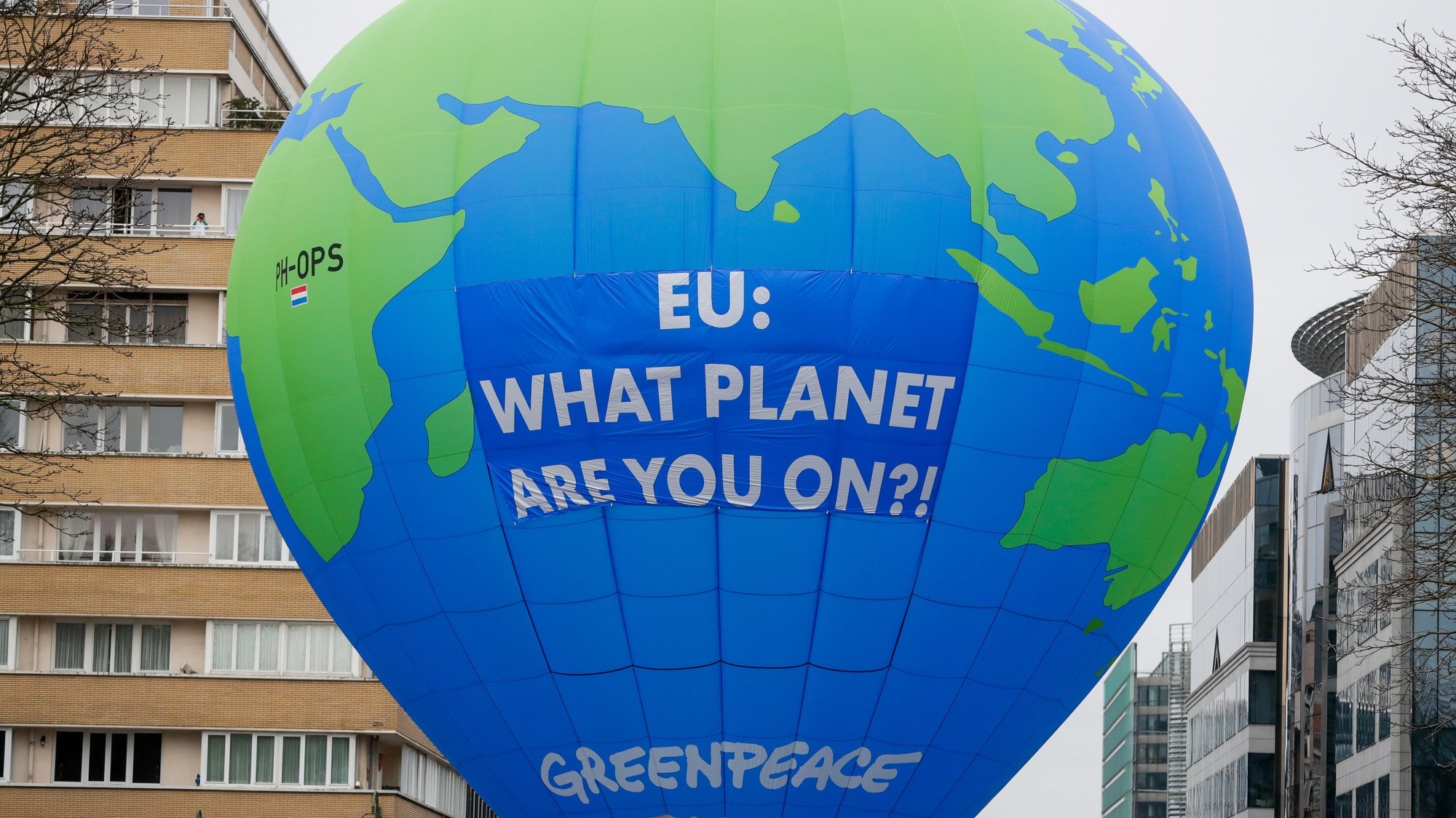 epa08873835 Environmental activists display a hot air balloon depicting the earth ahead of an EU leaders&#039; summit in Brussels, Belgium, 10 December 2020. European Union leader are expected to discuss a deal to reduce greenhouse gas emissions by at least 55 per cent by 2030 during their summit in Brussels after they failed to agree on this target in October meeting.  EPA/STEPHANIE LECOCQ