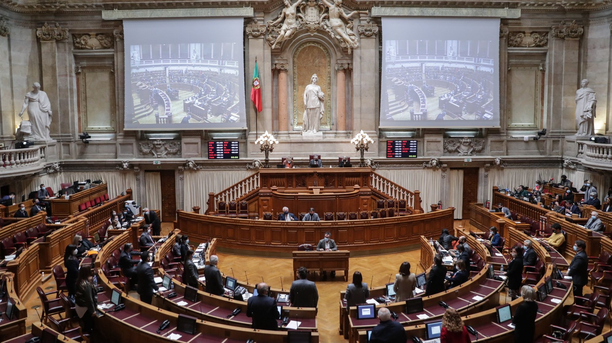 Deputados aprovam o pedido de renovação da aplicação da Declaração do Estado de Emergência, no período de 24 de novembro a 8 de dezembro de 2020, na Assembleia da República em Lisboa, 17 de dezembro de 2020. TIAGO PETINGA/LUSA