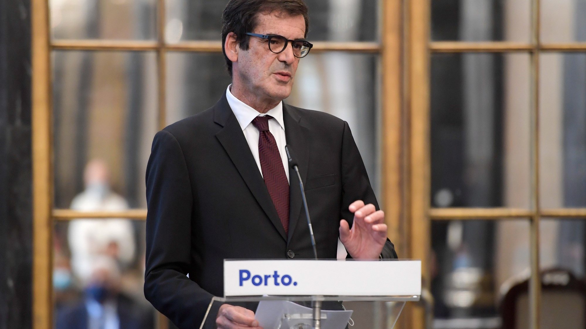 O Presidente da Câmara Municipal do Porto, Rui Moreira, discursa durante a cerimónia de homologação do Acordo de Colaboração no âmbito do Primeiro Direito para o Município do Porto, que decorreu no ediifício da Câmara Municipal, no Porto. 16 de novembro de 2020. FERNANDO VELUDO/LUSA