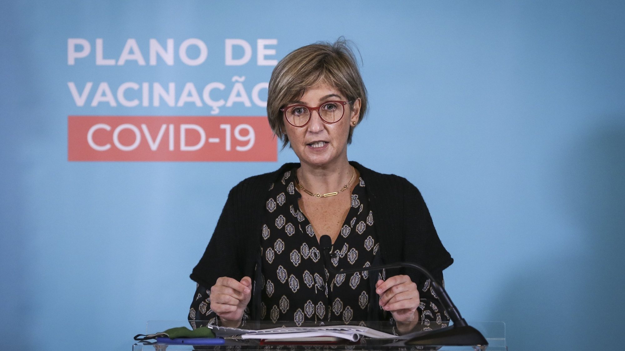 A ministra da Saúde, Marta Temido, discursa após a reunião com o Primeiro Ministro, Antonio Costa, sobre o plano de vacinação COVID-19, no Palácio da Ajuda, em Lisboa, 17 de dezembro de 2020. RODRIGO ANTUNES/LUSA