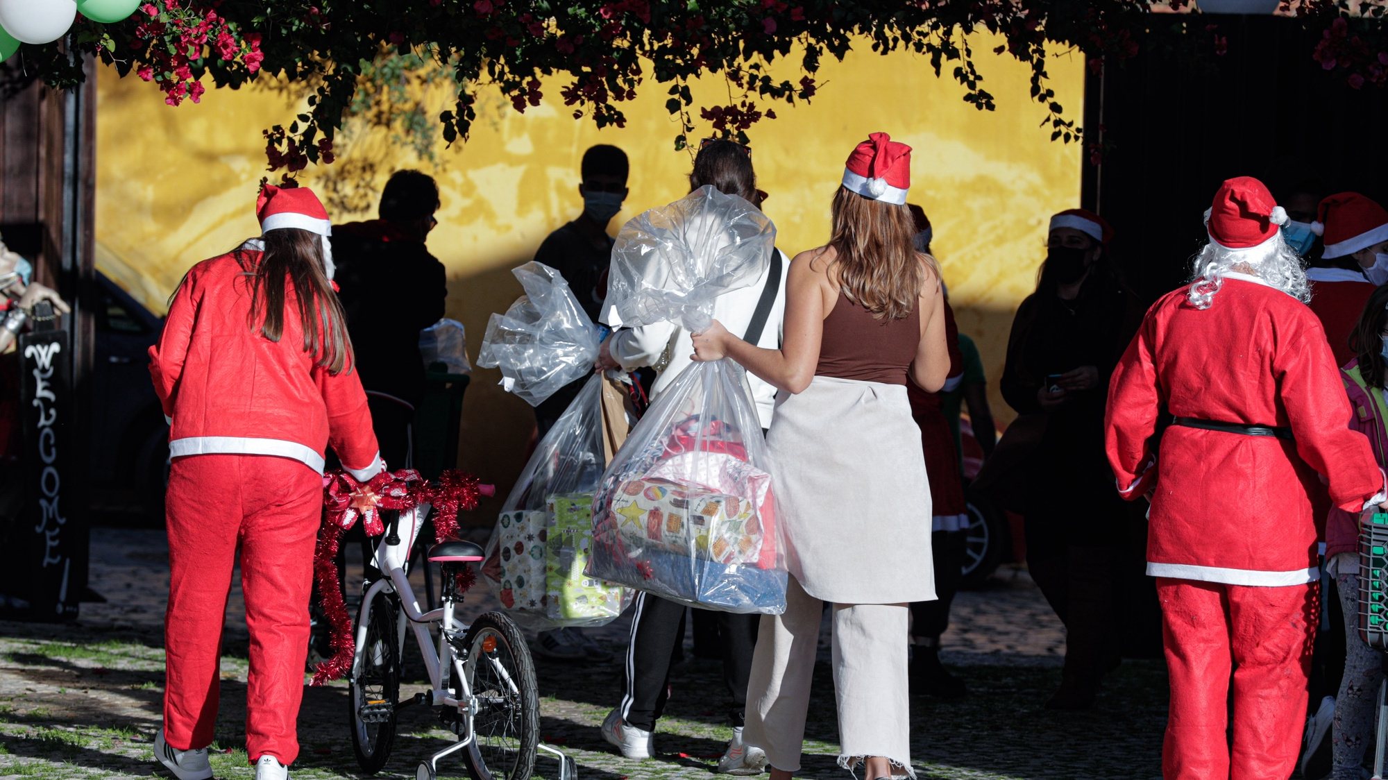Prendas de Natal são entregues a mais de 100 crianças pela Refood, uma instituição que apoia com bens alimentares familias do concelho de Faro, em Faro, 20 de dezembro de 2020. LUÍS FORRA/LUSA