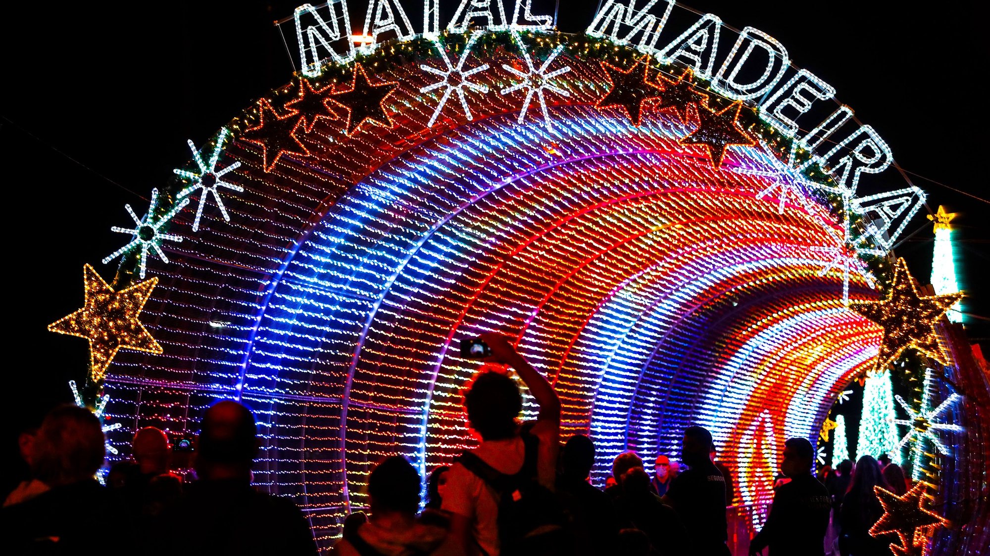 O túnel de luz instalado no cais do Funchal e programado para produzir espetáculos de música e efeitos visuais, é a grande atração das iluminações de Natal este ano na capital madeirense, atraindo todos os dias milhares de pessoas, Funchal, 9 de dezembro de 2020. As iluminações da quadra festiva no centro e arredores do Funchal foram ligadas a 01 de dezembro e vão colorir as noites até 11 de janeiro de 2021, mantendo viva a tradição, apesar da pandemia de covid-19. HOMEM DE GOUVEIA/LUSA