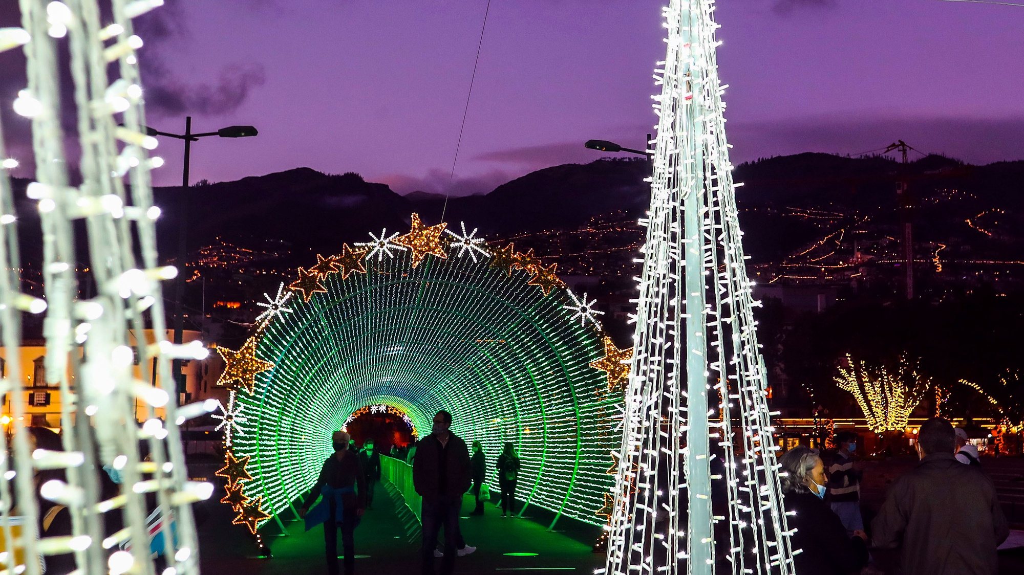 O túnel de luz instalado no cais do Funchal e programado para produzir espetáculos de música e efeitos visuais, é a grande atração das iluminações de Natal este ano na capital madeirense, atraindo todos os dias milhares de pessoas, Funchal, 9 de dezembro de 2020. As iluminações da quadra festiva no centro e arredores do Funchal foram ligadas a 01 de dezembro e vão colorir as noites até 11 de janeiro de 2021, mantendo viva a tradição, apesar da pandemia de covid-19. HOMEM DE GOUVEIA/LUSA