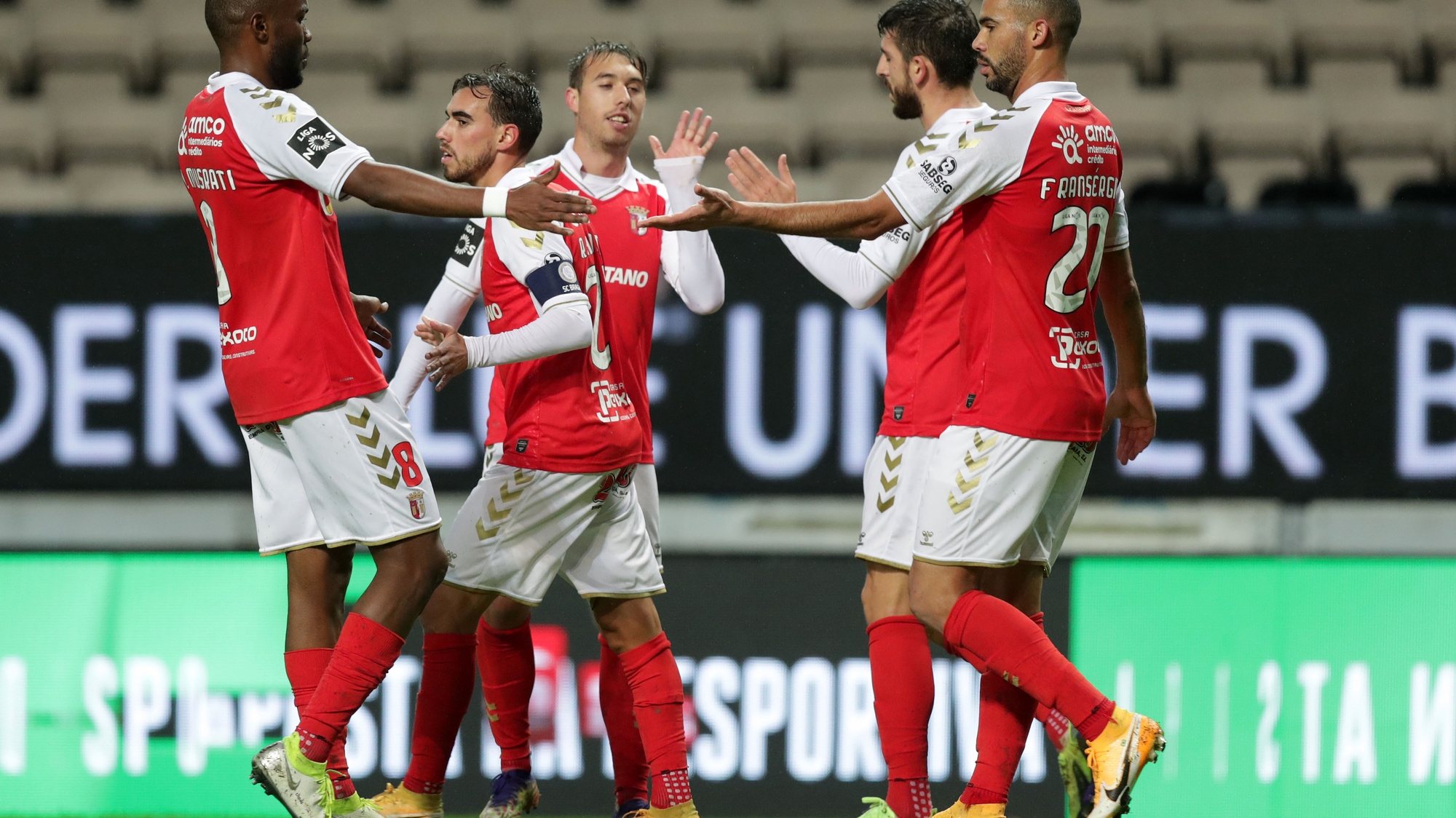Os jogadores do Braga festejam um golo contra o Boavista durante o jogo da Primeira Liga de Futebol, 11.ª jornada, realizado no estádio do Bessa, Porto, 28 de dezembro de 2020. ESTELA SILVA/LUSA