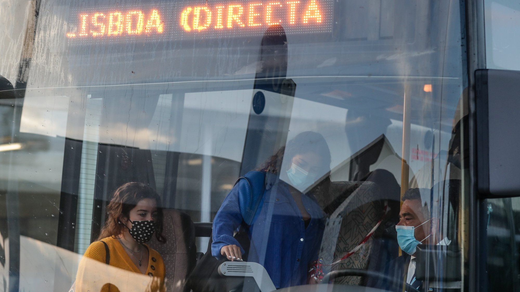 Passageiros entram no seu autocarro no Terminal Rodoviário de Torres Vedras