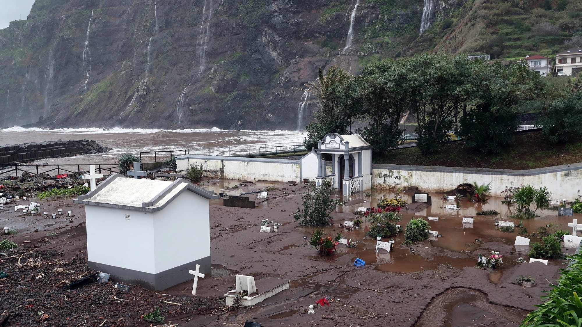 O temporal que se abateu no dia de Natal na costa norte da Madeira provocou diversos estragos, nomeadamente no cemitério  de Ponta Delgada, em São Vicente, 26 de dezembro de 2020, HOMEM DE GOUVEIA/LUSA