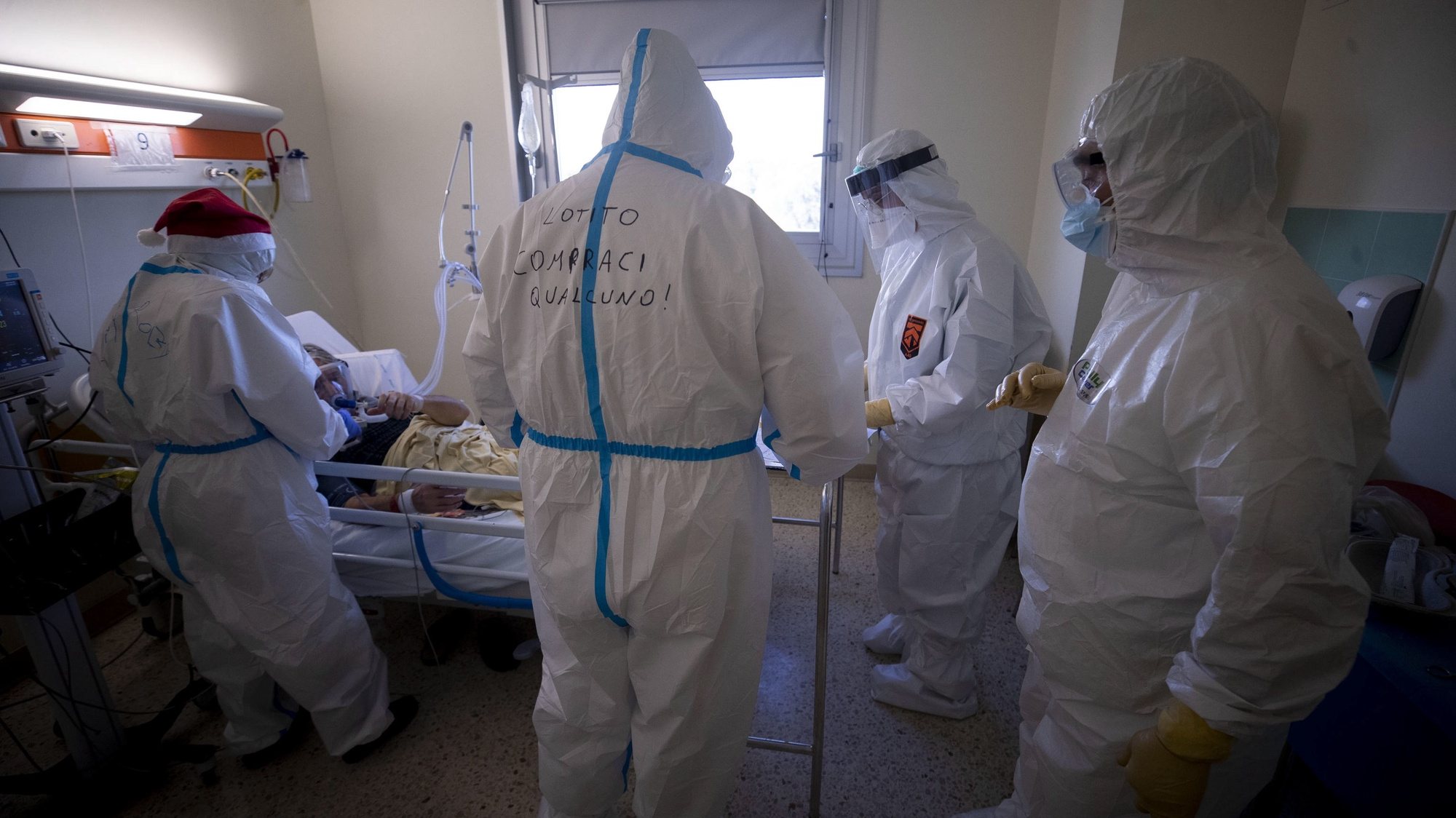 epa08918774 Healthcare workers in protective suits and masks work at the COVID-19 Emergency Ward of the San Filippo Neri Hospital during the ongoing coronavirus pandemic, in Rome, Italy, 04 January 2020. Italy on 27 December 2020 had begun with the vaccination of doctors, nurses, medical personnel and health workers with the Pfizer-BioNTech vaccine.  EPA/MASSIMO PERCOSSI