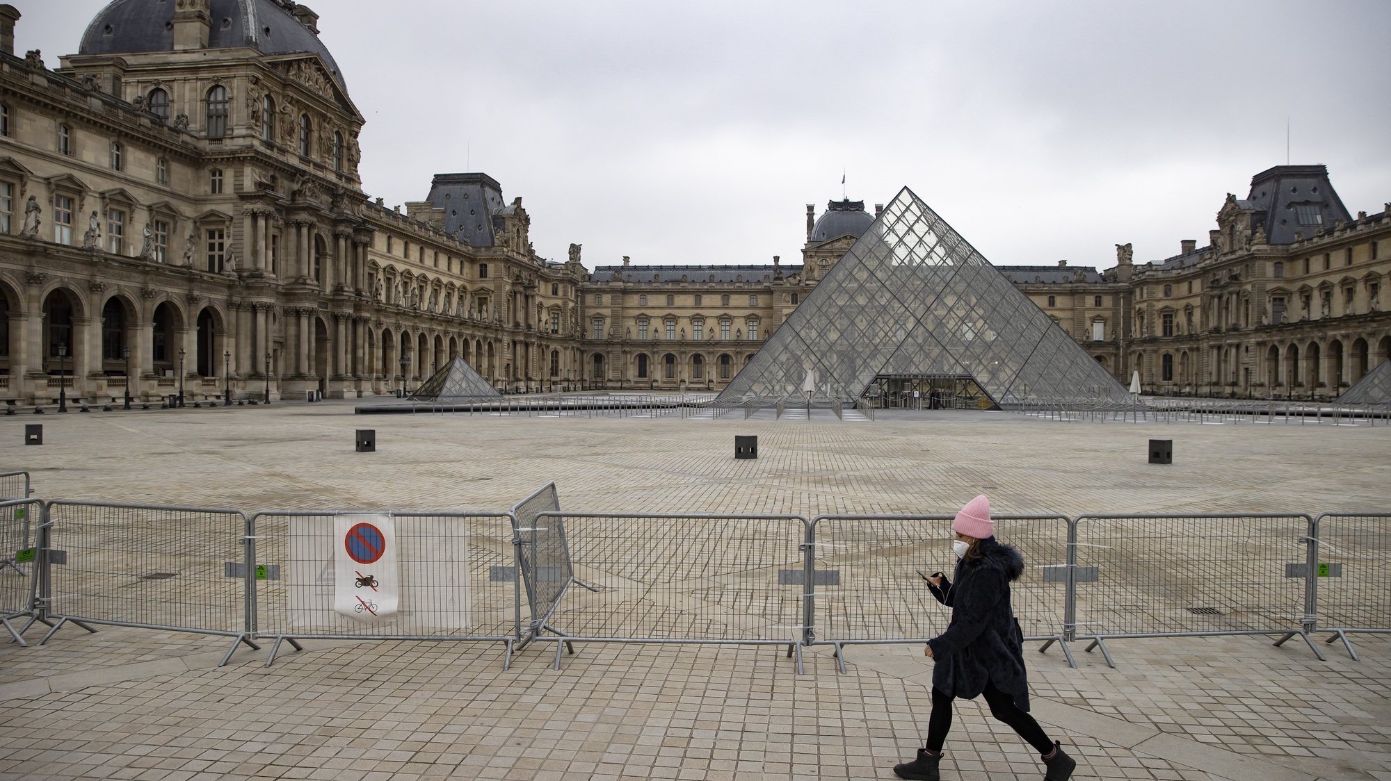 epa08924851 Metal barriers block the access to the pyramids of the Louvre museum in Paris, France, 07 January 2021. Cultural sites including museums, cinemas and theatres were originally due to reopen on 07 January 2021 after shutting on 28 October 2020 as part of the second lockdown, but the government decided to put the reopening plans on hold due to the surge in covid-19 cases.  EPA/IAN LANGSDON