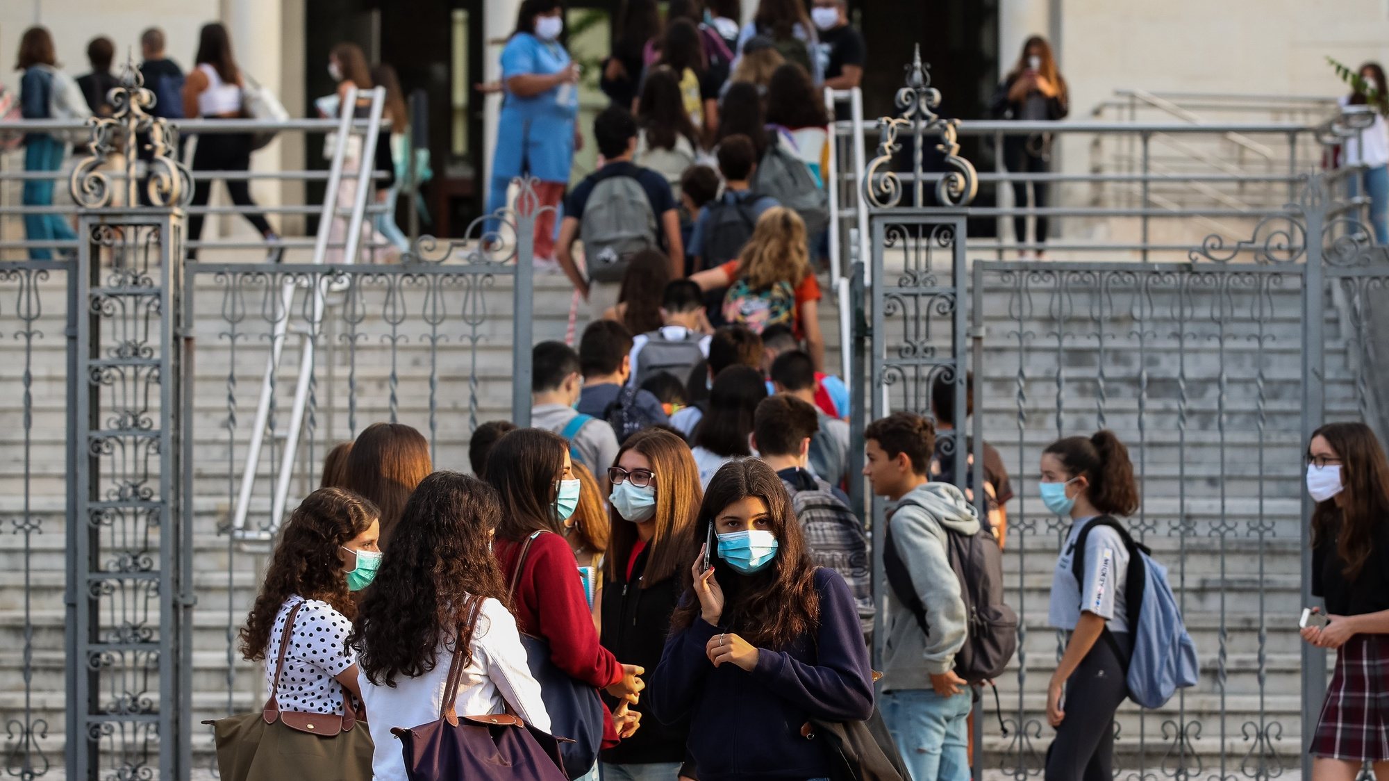 Alunos juntam-se à porta da Escola Secundária Infanta Dona Maria, no dia que assinala o regresso às aulas, com as regras no contexto de pandemia da Covid-19, em Coimbra, 17 de setembro de 2020. PAULO NOVAIS/LUSA