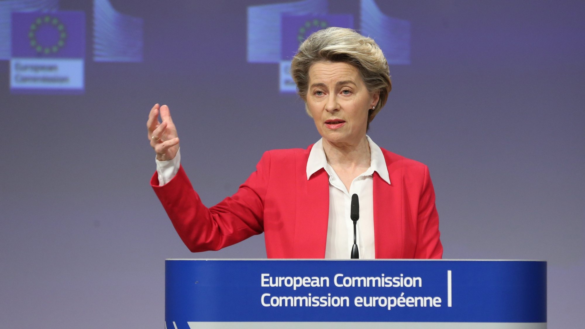 epa08925861 European Commission President Ursula Von der Leyen gives a presser on the EU&#039;s vaccine strategy in Brussels, Belgium, 08 January 2021. Von der Leyen said the EU Commission had ordered a further 300 million COVID-19 vaccine doses from Biontech / Pfizer.  EPA/FRANCOIS WALSCHAERTS / POOL