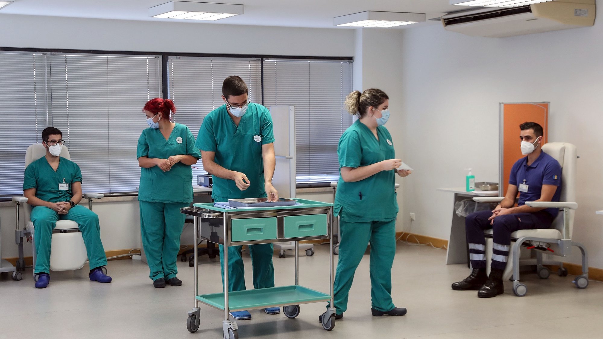 O serviço Regional de Saúde da Madeira deu início à campanha de vacinação contra a pandemia da covid-19, no Hospital Dr. Nélio Mendonça, no Funchal, 31 de dezembro de 2020. HOMEM DE GOUVEIA/LUSA