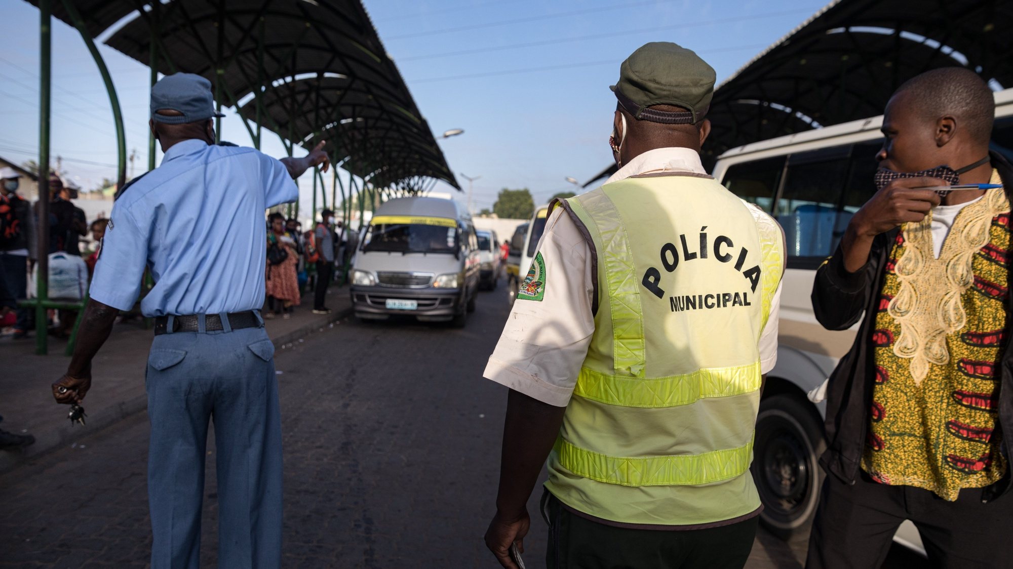 Agentes da polícia no terminal Rodoviário de Xiquelene, em Maputo, Moçambique, 01 de junho de 2020. Primeiro dia da segunda prorrogação do estado de emergência em Moçambique que teve inicio às zero horas do dia 31 de maio, devido a pandemia de Covid19. RICARDO FRANCO/LUSA