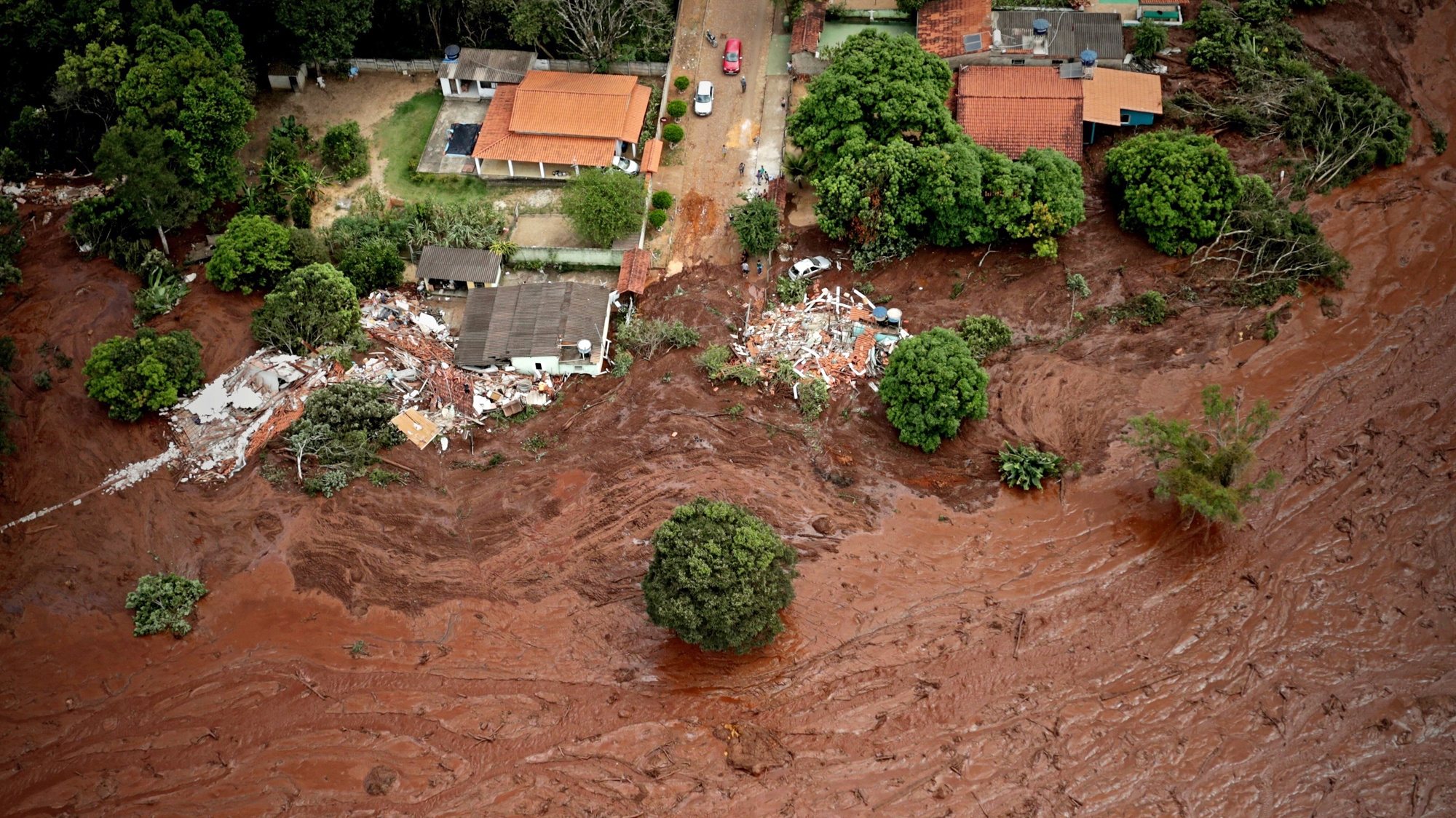 epa08986842 (FILE) An a erial view o  mud and waste from the disaster caused by dam spill in Brumadinho, Minas Gerais, Brazil, 26 January 2019 (reissued 04 February 2021). Brazilian mining giant Vale SA reached a settlement agreement with the Brazilian state for the deadly Brumadinho dam disaster in January 2019, which killed 270 people. The iron ore producer will pay 7.03 billion USD, Vale said 04 February 2021.  EPA/Antonio Lacerda
