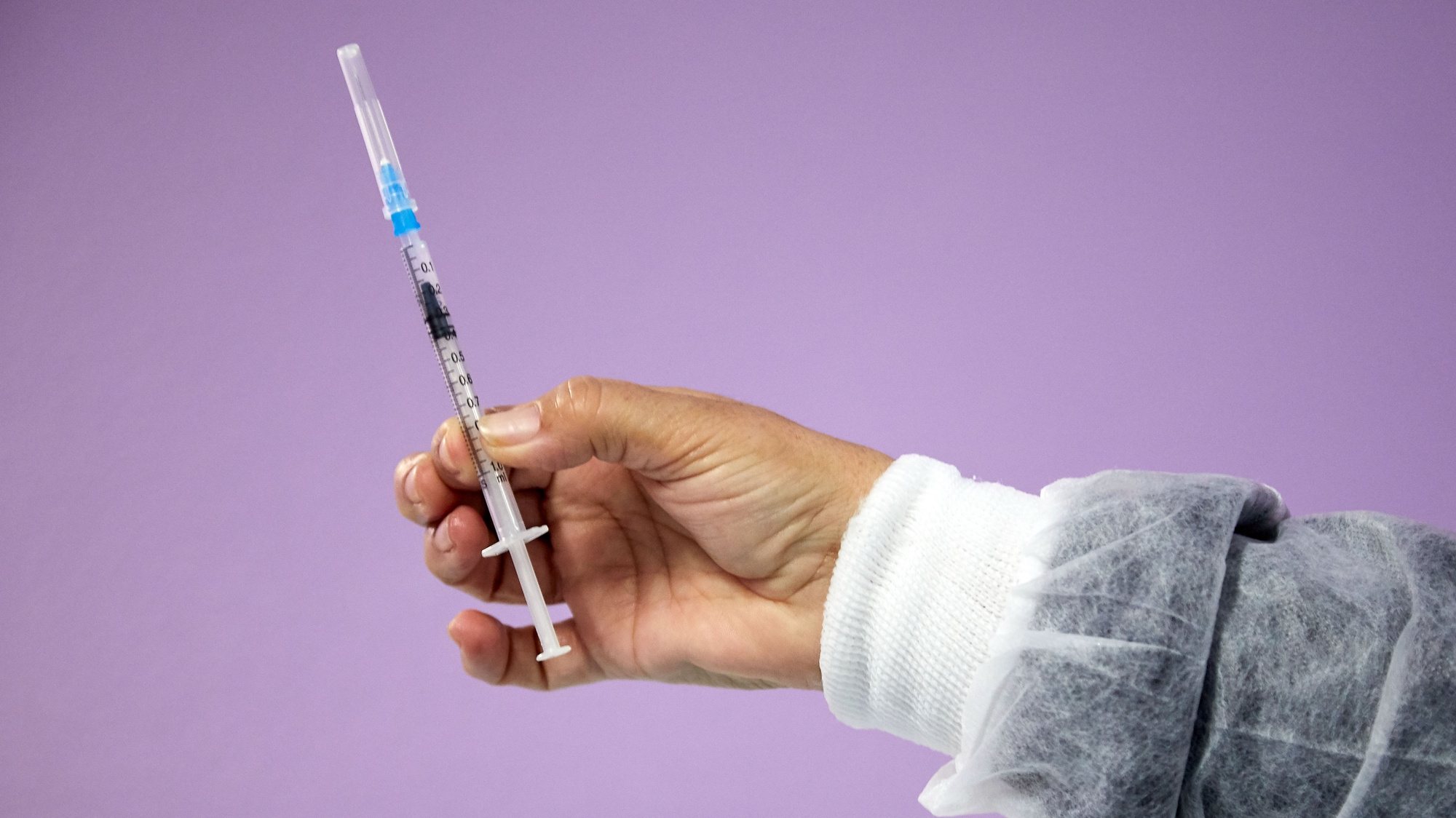 Uma profissional de saúde do Centro de Saúde de Olhão prepara uma dose da vacina para a covid-19, no dia do início do plano de vacinação da população acima dos 80 anos no Algarve, em Olhão, 08 de fevereiro 2021. VASCO CÉLIO/LUSA