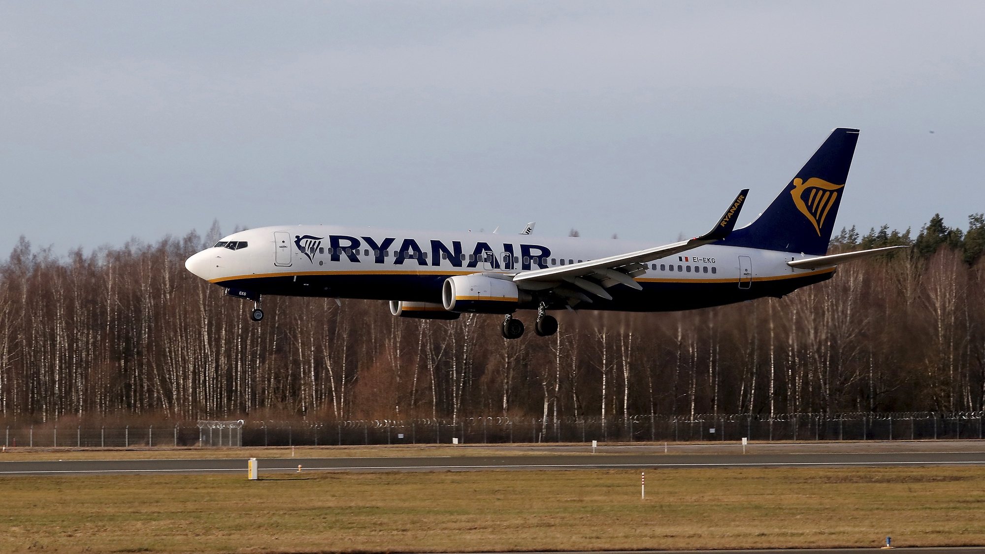 epa08859430 (FILE) - A Ryanair Boeing 737 - 8AS approaches for landing at the Riga International Airport in Riga, Latvia, 17 January 2020 (reissued 03 December 2020). Ryanair on 03 December 2020 announced it has ordered another 75 Boeing 737 Max worth nine billion US dollars.  EPA/TOMS KALNINS *** Local Caption *** 55805268