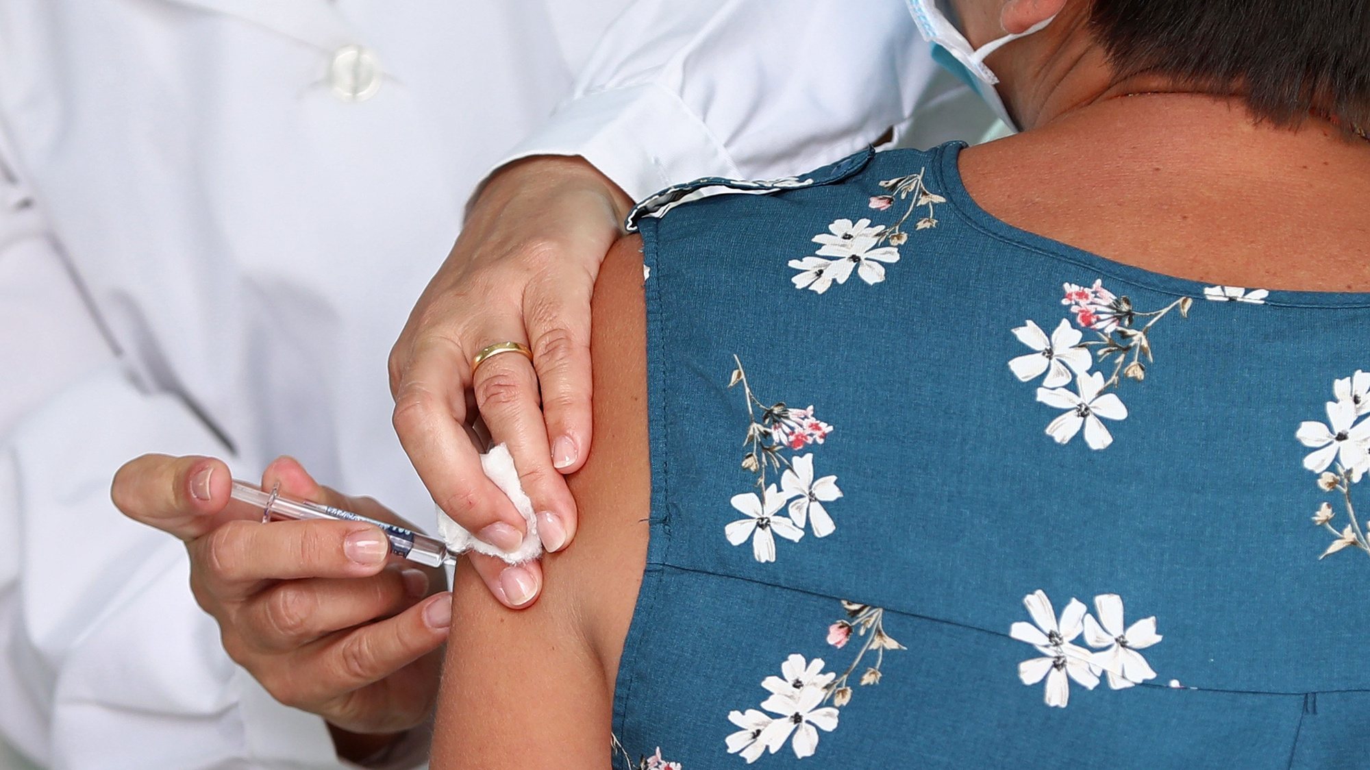 Uma utente do Lar da Casa do Artista é vacinada contra a gripe, durante uma visita da ministra da Saúde, Marta temido (ausente na foto), em que enfermeiros do Agrupamento de Centros de Saúde (ACES) Lisboa Norte vão vacinar idosos e profissionais, para assinalar o início da época vacinal contra a gripe sazonal 2020, em Lisboa, 28 de setembro de 2020. Hoje tem início a 1ª fase de vacinação gratuita contra a gripe sazonal, a qual  inclui “residentes, utentes e profissionais de estabelecimentos de respostas sociais, doentes e profissionais da rede de cuidados continuados integrados, profissionais do SNS e grávidas”. ANTÓNIO PEDRO SANTOS/LUSA