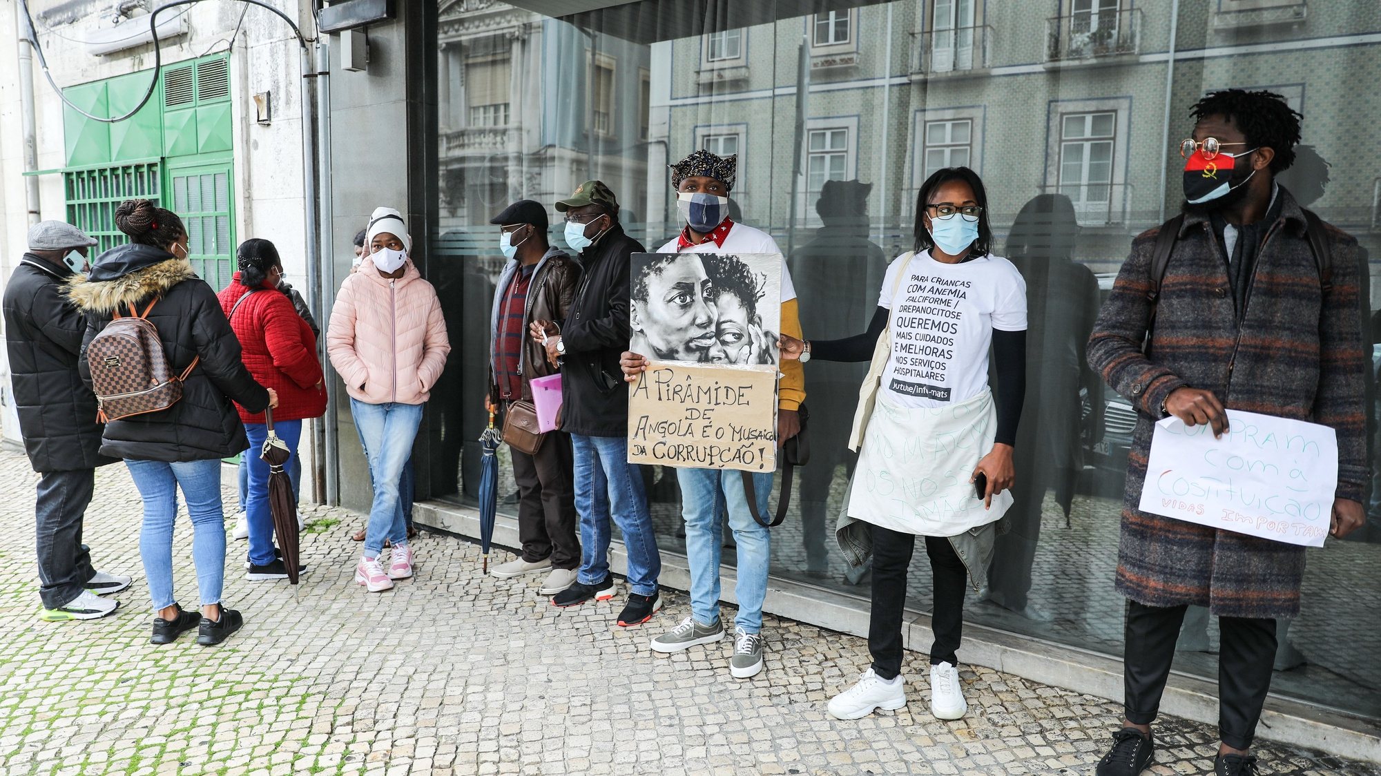 Manifestação de doentes angolanos em Portugal que vieram ao abrigo das Juntas Médicas, em Lisboa, 26 de fevereiro de 2021. MIGUEL A. LOPES/LUSA