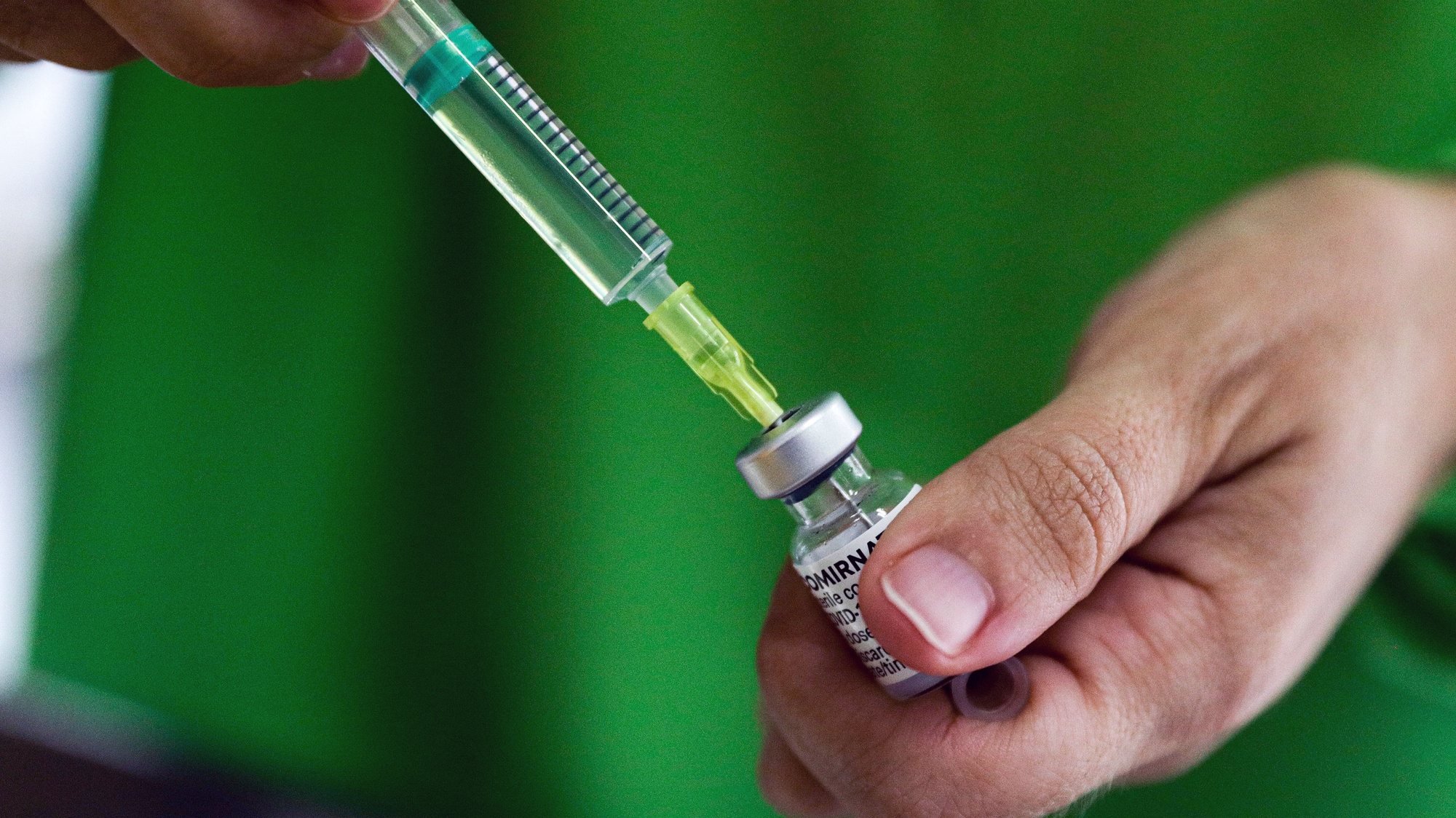 Uma enfermeira prepara uma vacina contra a covid-19 no Centro de Saúde de Alcoutim, um dos concelhos mais envelhecidos da Europa, Alcoutim, 26 de fevereiro de 2021. (ACOMPANHA TEXTO) LUÍS FORRA/LUSA