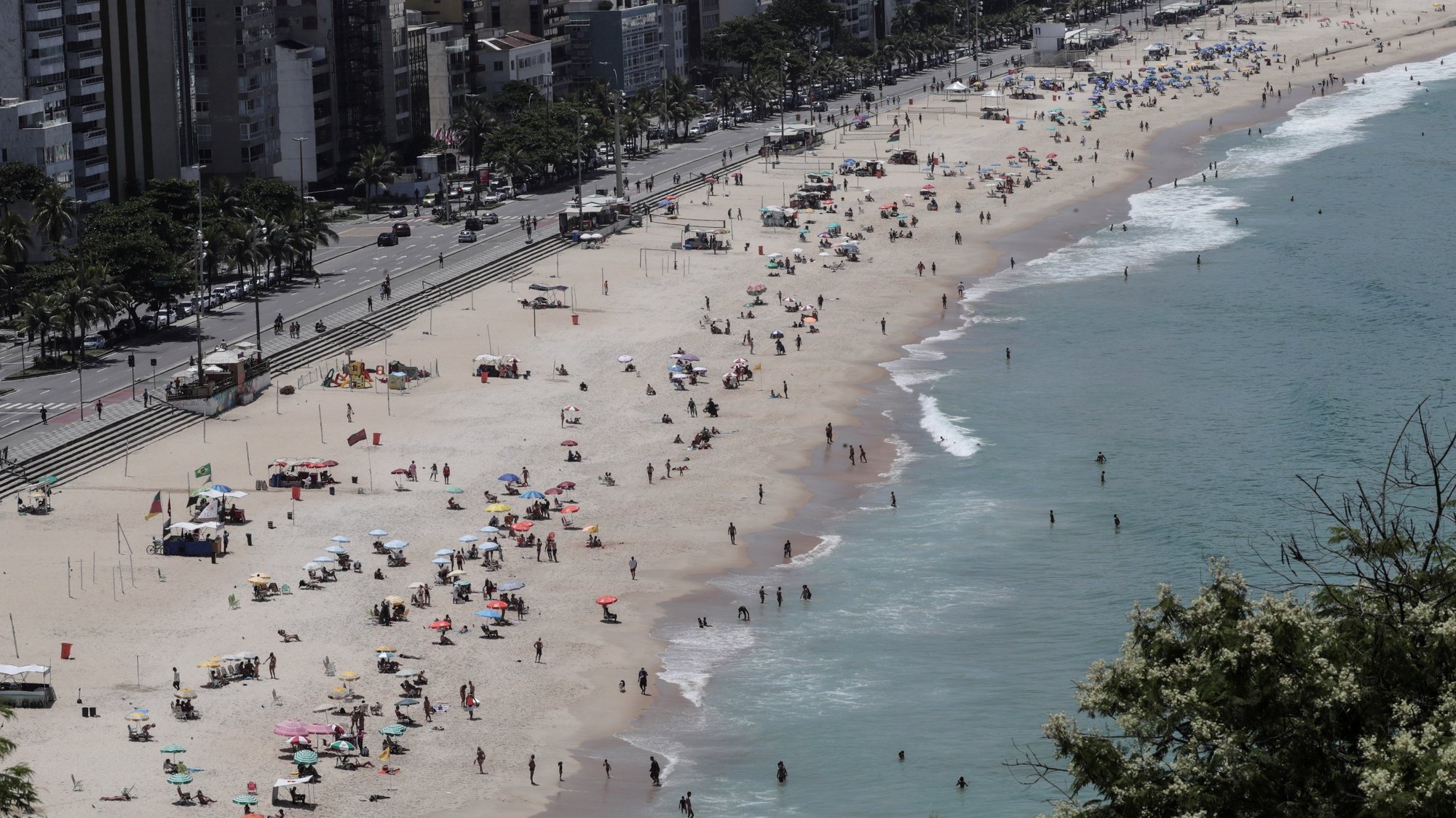 epa09022733 General view of Leblon beach full of bathers in Rio de Janeiro, Brazil, 18 February 2021. Brazil, one of the countries hardest hit by the coronavirus pandemic along with the United States and India, on 18 February 2021 reached 243,457 deaths and 10,030,626 accumulated cases since the first contagion was registered, almost a year ago.  EPA/Antonio Lacerda