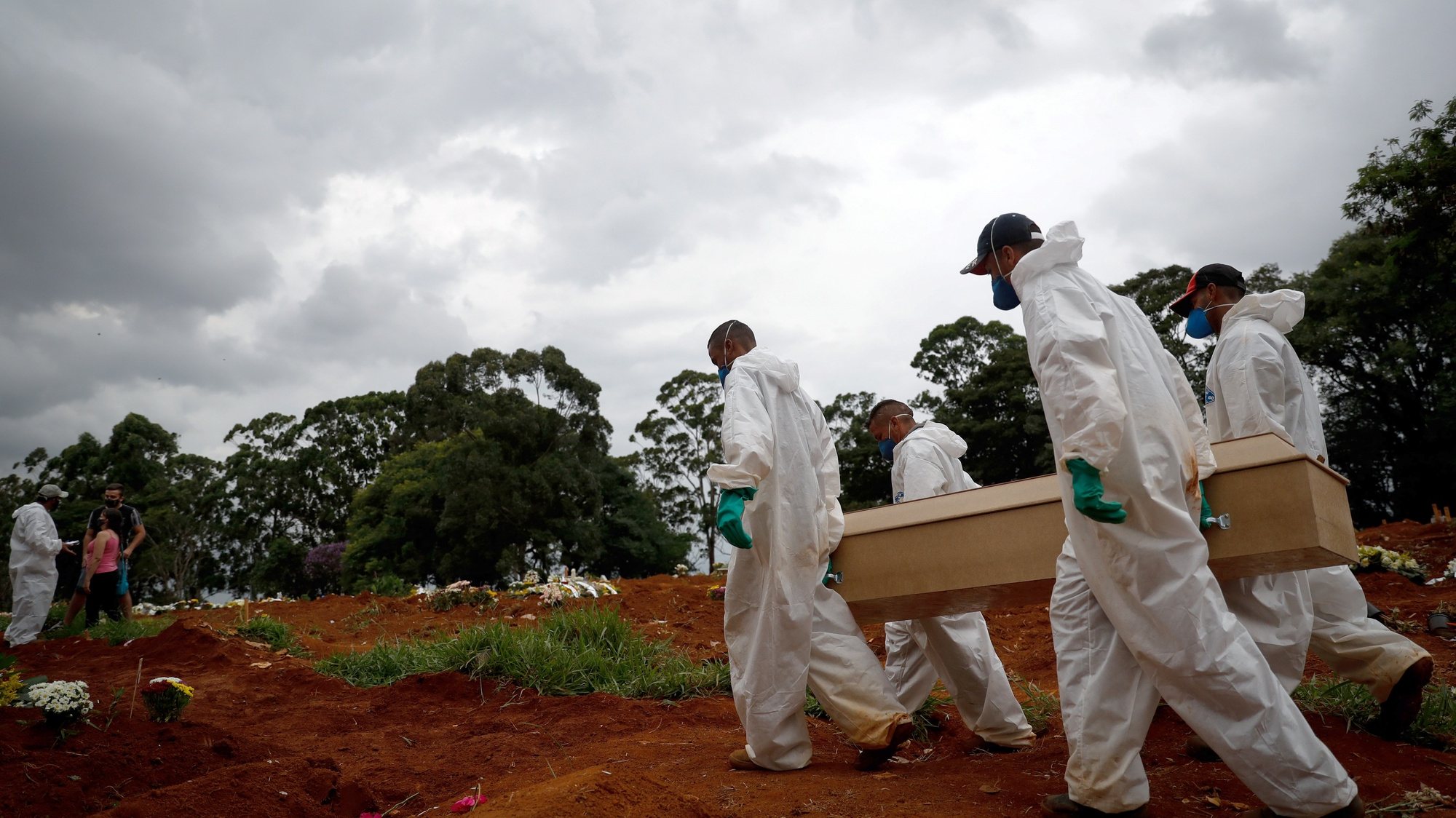 epa09052686 Burial of a victim of covid-19 at the Viola Formosa cemetery in Sao Paulo, Brazil, 04 March 2021. Brazil, one of the countries most affected by the pandemic in the world, registered 1,699 deaths from covid-19 in the last 24 hours, which is equivalent to one death every 50 seconds, the Government reported on 04 March.  EPA/Fernando Bizerra Jr