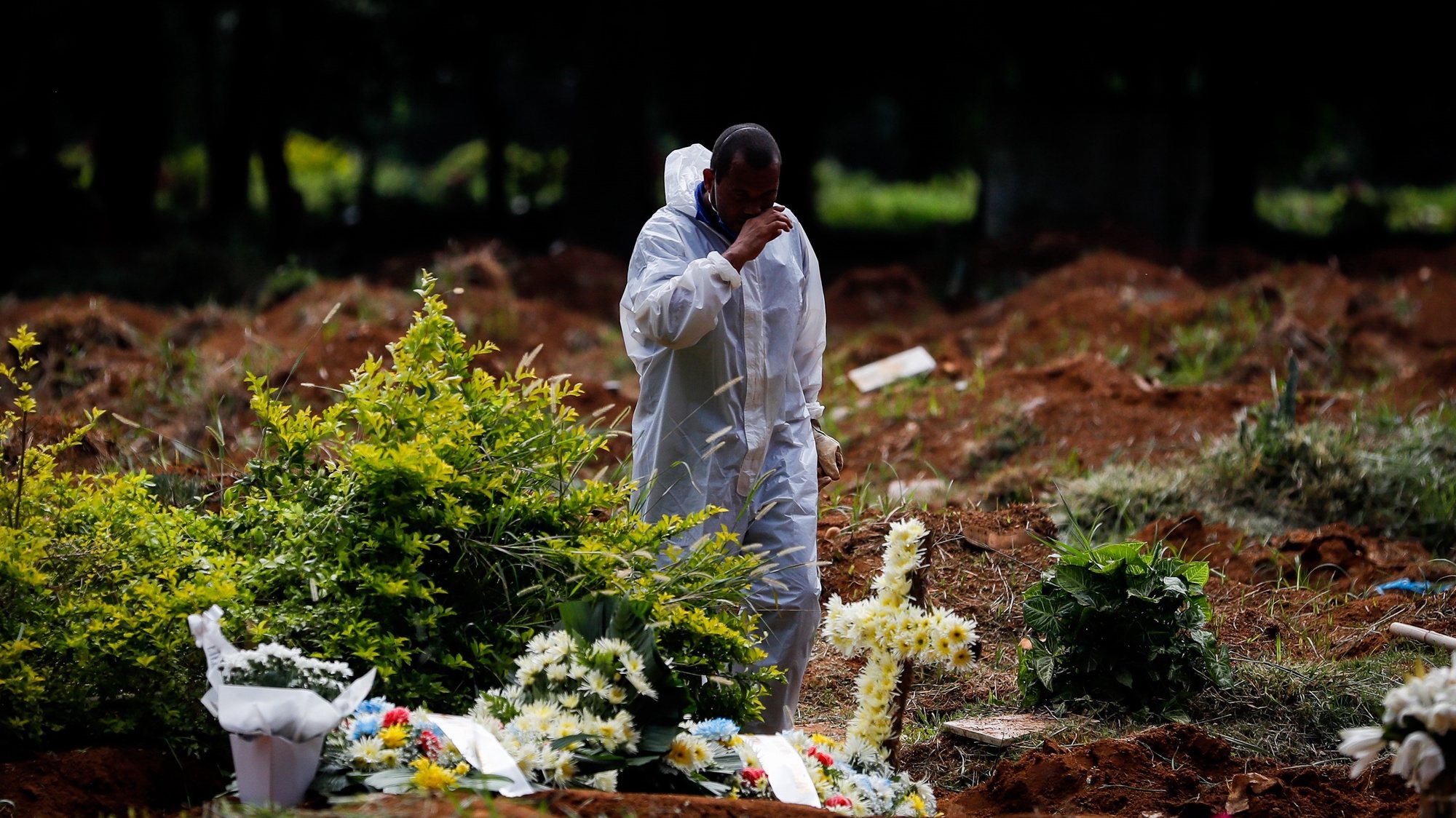 epa09069790 Workers carry out the burial of a covid-19 victim at the Vila Formosa Cemetery, in Sao Paulo, Brazil, 11 March 2021 (issued 12 March 2021). A year since the first death from covid-19, Brazil still fights with the pandemic with public hospitals at a &#039;very critical&#039; point and cemeteries with gravediggers at the limit of their strength in the middle of the second wave. Against the global trend of stabilization, Brazil presents the worst scenario since the beginning of the pandemic and is currently the place on the planet that registers the most cases and deaths from coronavirus daily, above the United States. The last two days it has exceeded the 2,000 daily death mark.  EPA/FERNANDO BIZERRA