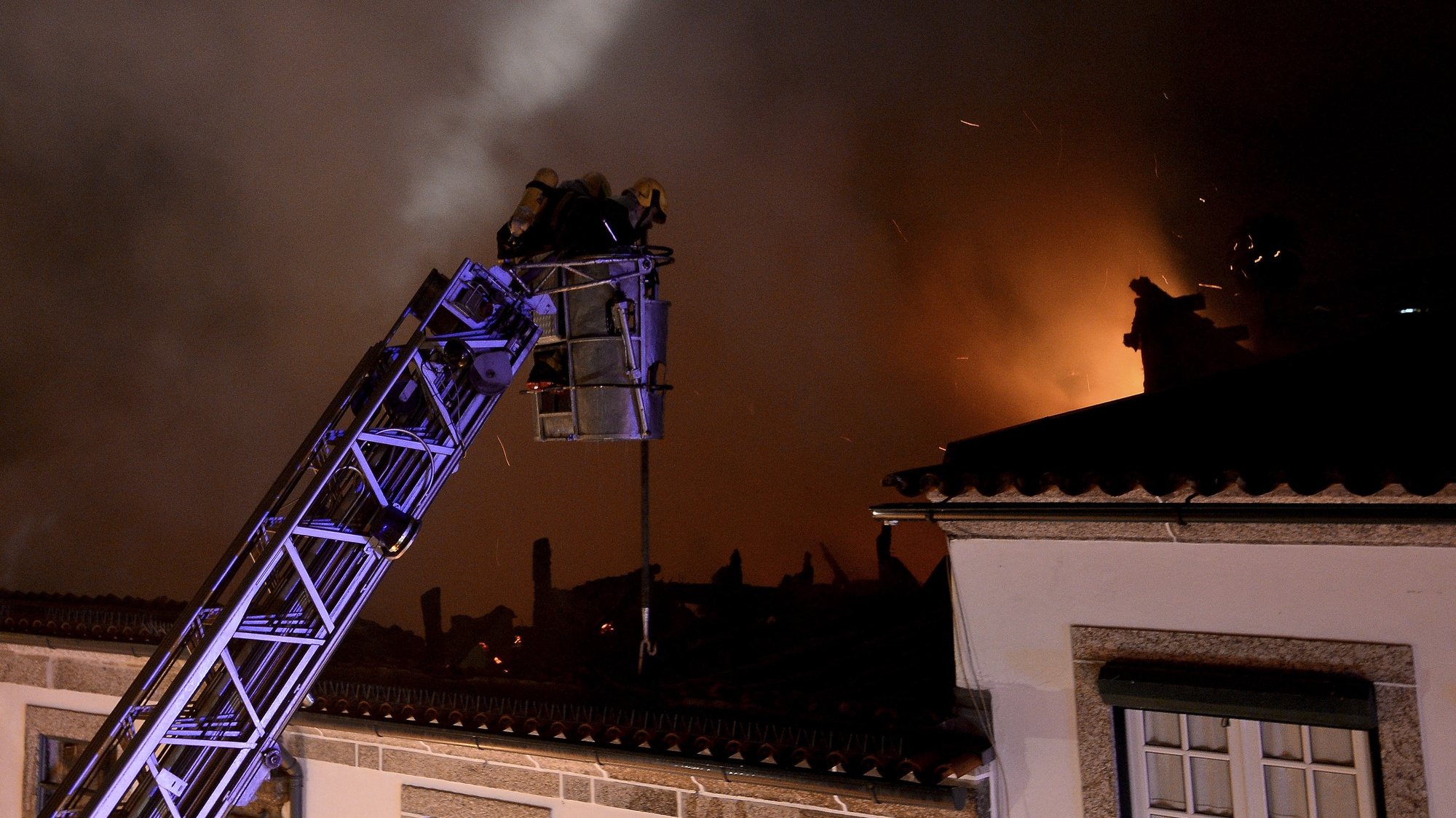 Bombeiros combatem um incêndio que deflagrou ao final da tarde, atingindo duas casas numa rua próxima do centro histórico de Guimarães, em Guimarães, 23 de outubro de 2016. HUGO DELGADO/LUSA