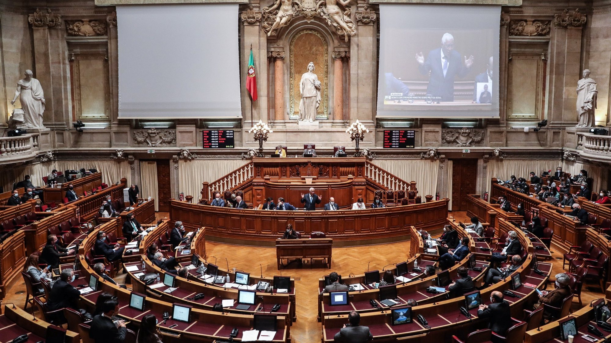 O primeiro-ministro, António Costa (C), participa no debate parlamentar sobre política geral, na Assembleia da República, em Lisboa, 17 de março de 2021. MÁRIO CRUZ/LUSA