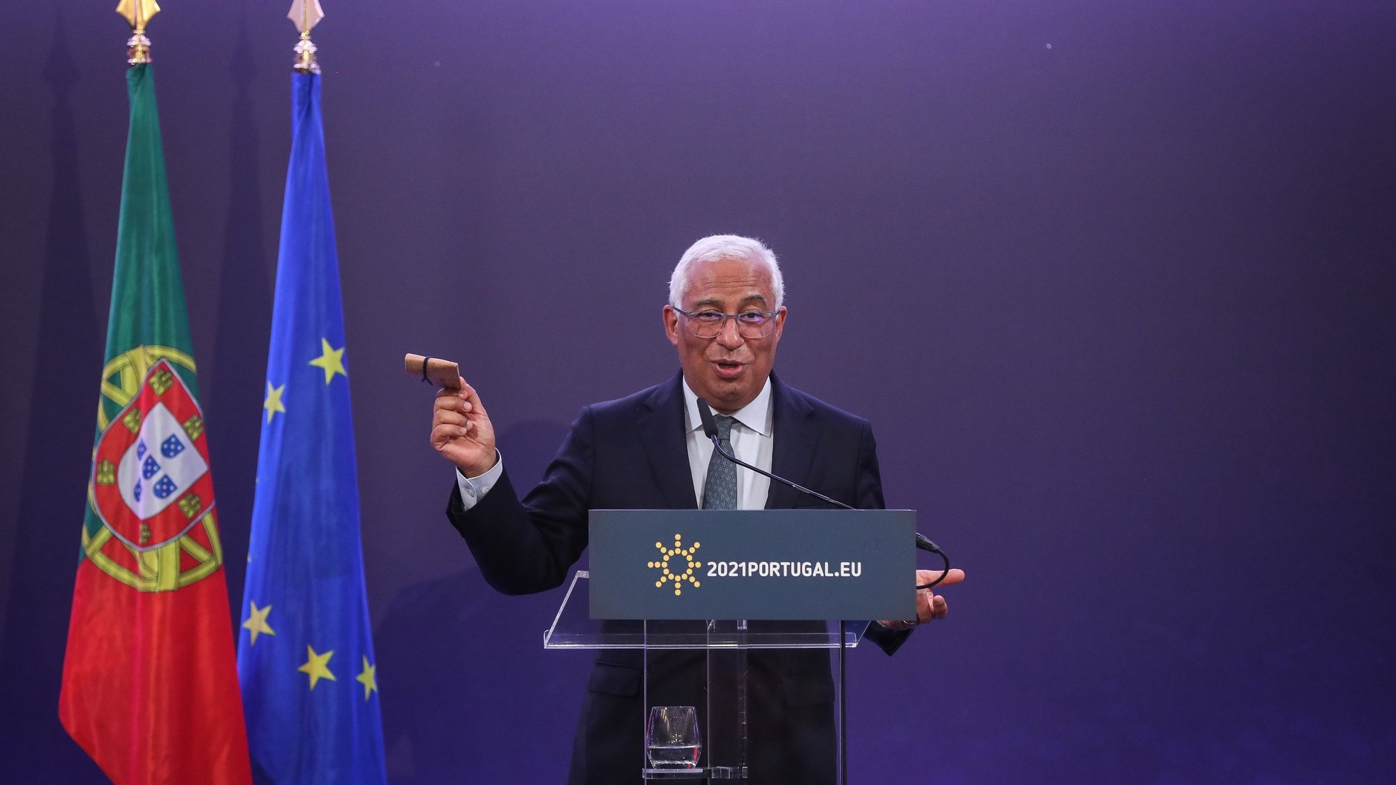 Portuguese Prime Minister, António Costa, shows a protective cork mask carrier during the press conference at the end of the European Council meeting, at Centro Cultural de Belém, Lisbon, March 25, 2021. MÁRIO CRUZ/LUSA