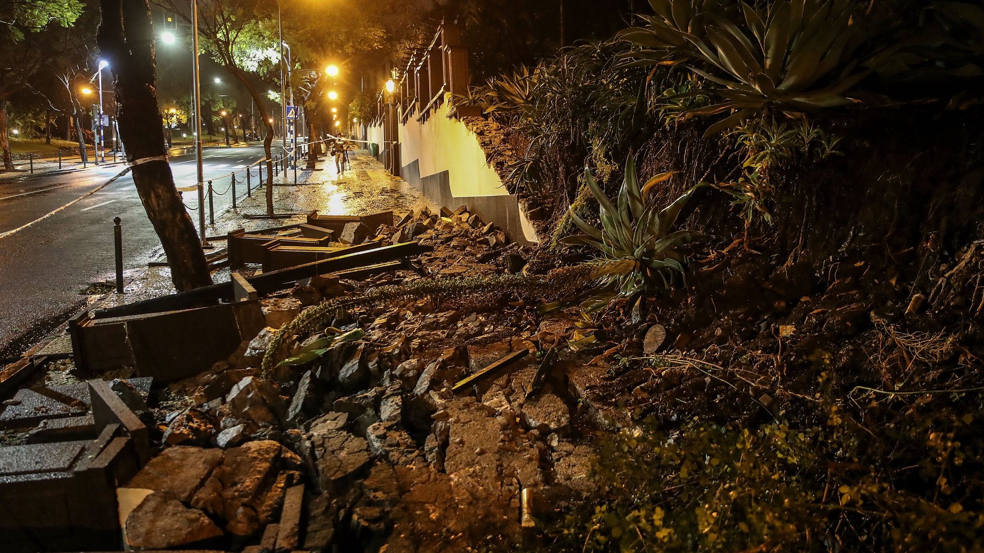 Parte do muro de suporte do Hospício Princesa D. Amélia, no Funchal, desabou após as fortes precipitações registadas no dia ontem ao principio da noite, que levaram a Região ao alerta vermelho, no Funchal, 28 de março de 2021, HOMEM DE GOUVEIA/LUSA