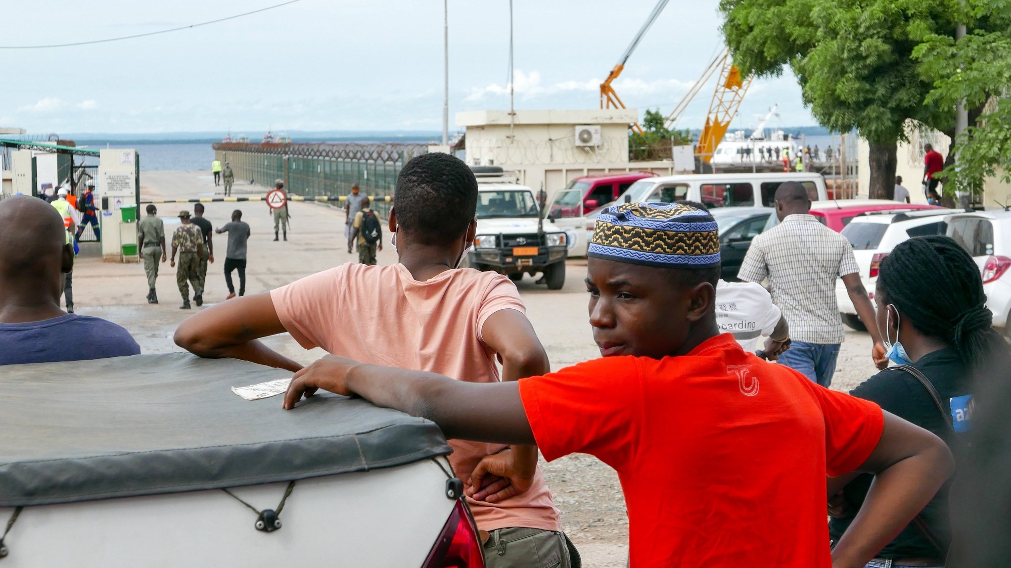 Dezenas de pessoas aguardam pela chegada de mais navios oriundos do distrito de Palma, com população que foge aos ataques de grupos rebeldes desde quarta-feira, no porto de Pemba, em Moçambique, 29 de março de 2021. LUÍS MIGUEL FONSECA/LUSA