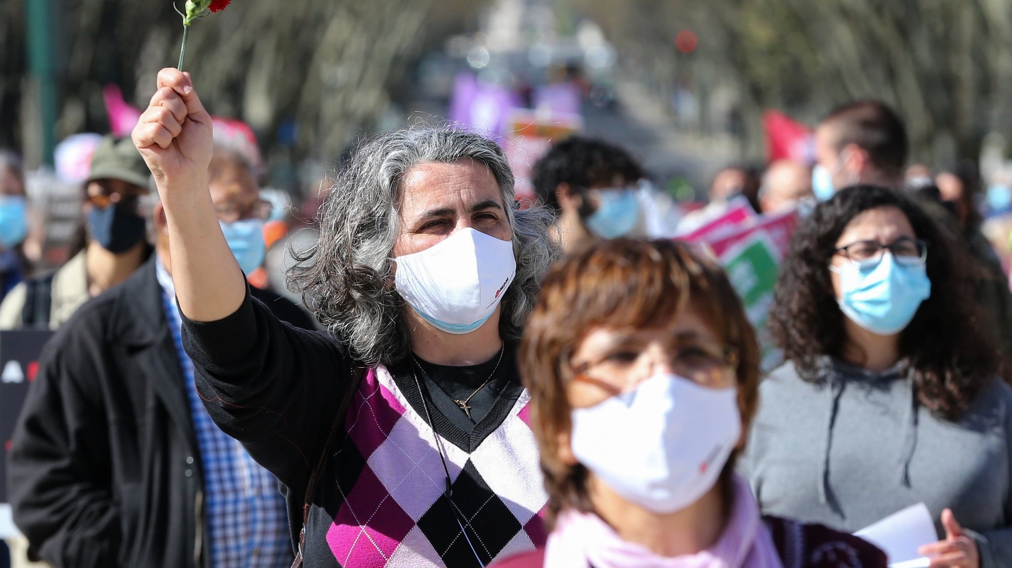Ativistas participam na manifestação Nacional de Mulheres, convocada pelo Movimento Democrático de Mulheres (MDM), nos Restauradores, em Lisboa, 13 de março de 2021. MANUEL DE ALMEIDA/LUSA