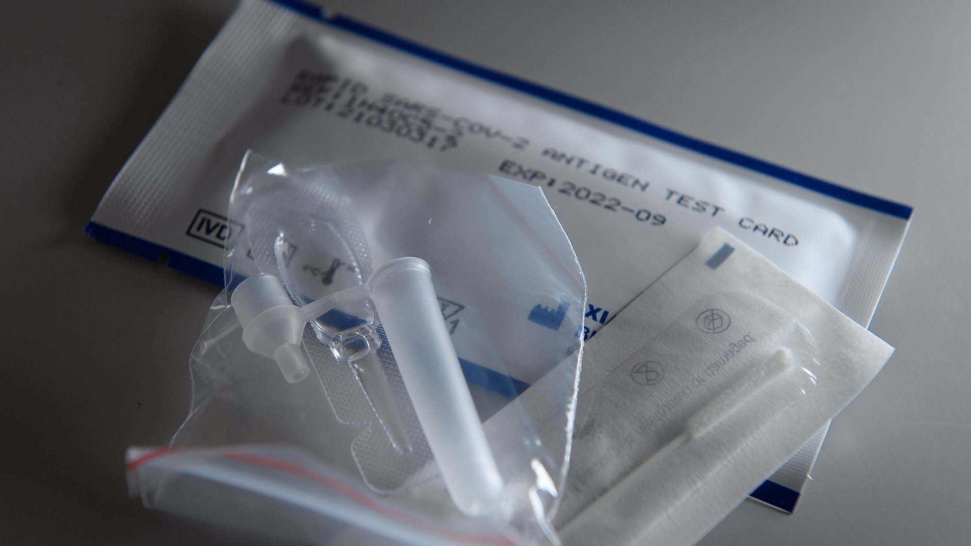 epa09099416 The contents of a COVID-19 rapid antigene self-test kit are seen in Garmisch-Partenkirchen, Germany, 26 March 2021. The widespread and regular use of self-tests is believed to be a key element to re-establish everyday life amid the ongoing pandemic of the COVID-19 disease caused by the SARS-CoV-2 coronavirus.  EPA/PHILIPP GUELLAND