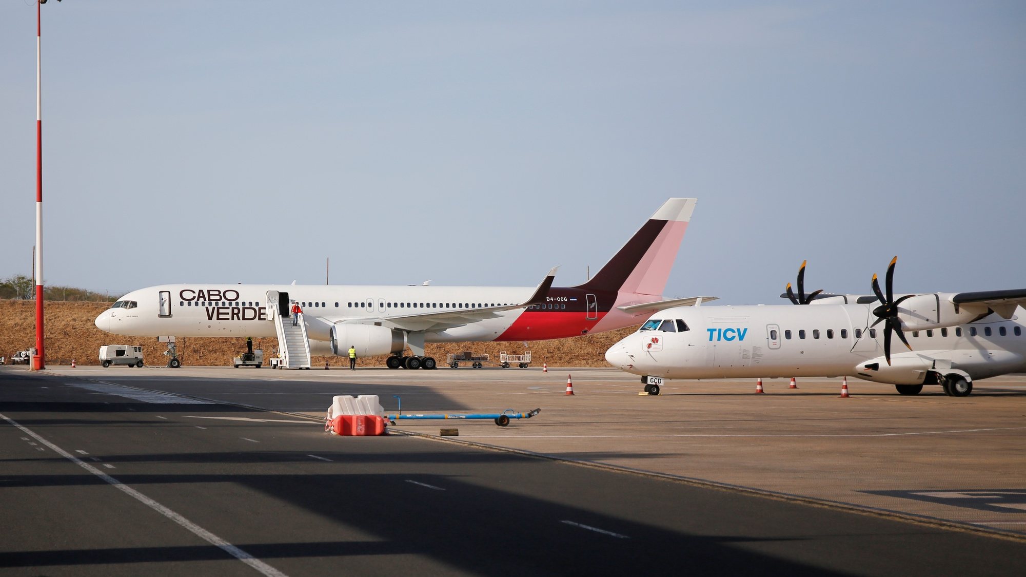 Um Boeing da Cabo Verde Airlines (CVA) regressou hoje ao arquipélago, mais de um ano depois de ser colocado em situação de armazenamento no exterior, o que segundo o Governo “marca a retoma dos voos” da companhia de bandeira, na Praia, Ilha de Santiago, Cabo Verde, 14 de abril de 2021. FERNANDO DE PINA/LUSA