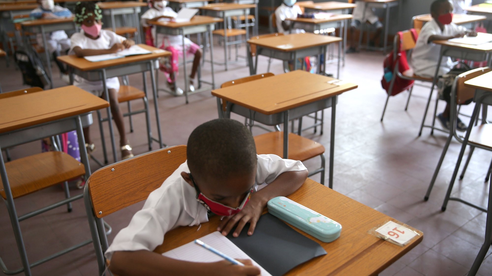 Alunos numa sala de aula da escola 1206, no município da Ingombota, no centro de Luanda, no dia do regresso às aulas presenciais, depois do levantamento das restrições pelo Governo, no âmbito do alívio das medidas de restrição para conter a pandemia da covid-19, Angola, 10 de fevereiro de 2021. Alunos do ensino primário em Angola regressaram hoje às escolas, quase um ano depois de as aulas presenciais terem sido suspensas devido à covid-19, com alguns pais ainda receosos e outros confiantes no cumprimento das medidas de segurança. (ACOMPANHA TEXTO DA LUSA). AMPE ROGÉRIO/LUSA