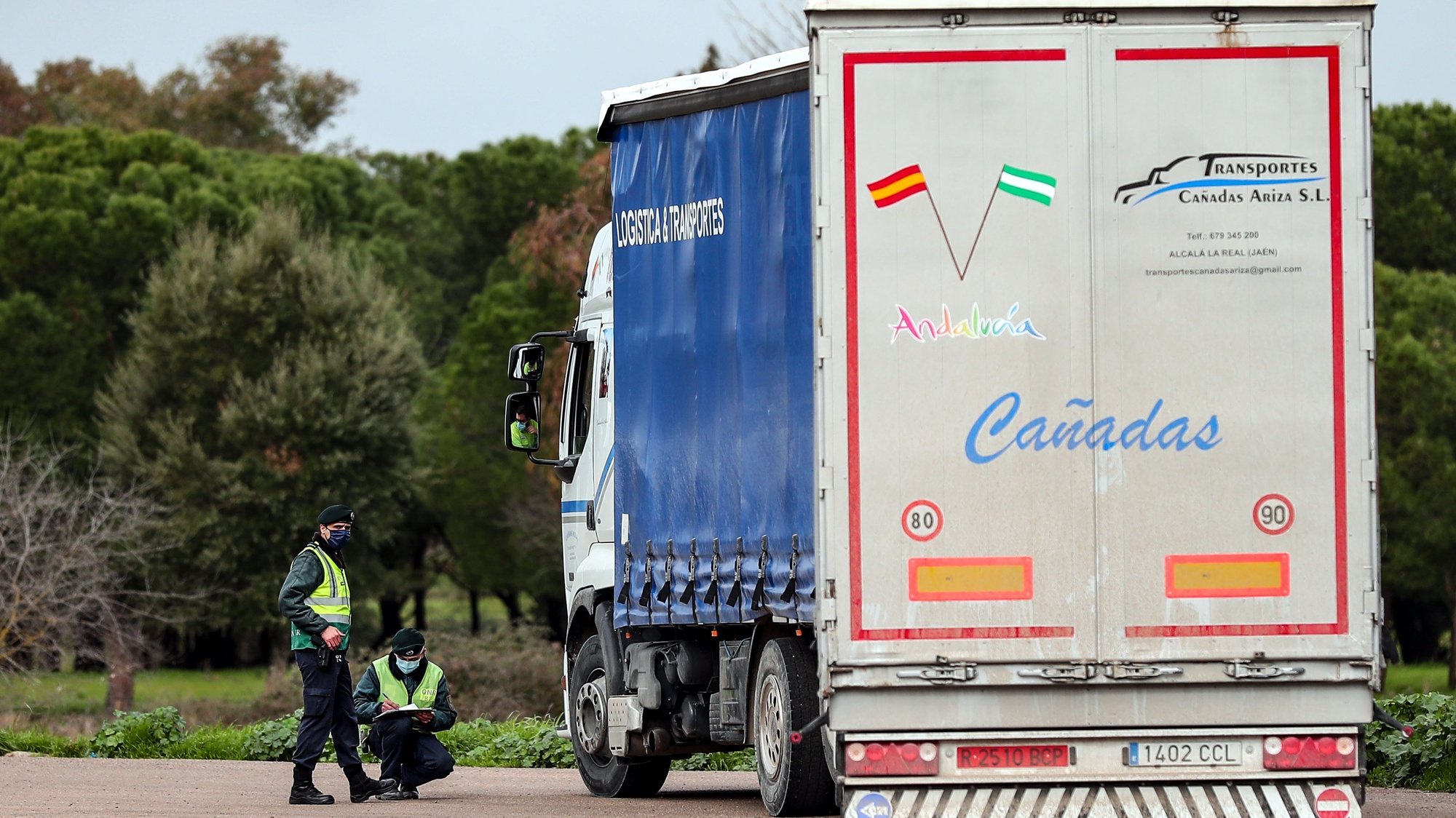 Agentes da GNR verificam a documentação de um camionista durante uma operação de controlo na entrada em Portugal pela fronteira do Caia (Elvas), 1 de fevereiro de 2021. As fronteiras foram repostas desde as 00:00 de domingo, dia 31 de janeiro, no âmbito das medidas para conter a propagação da covid-19 no território português. NUNO VEIGA/LUSA