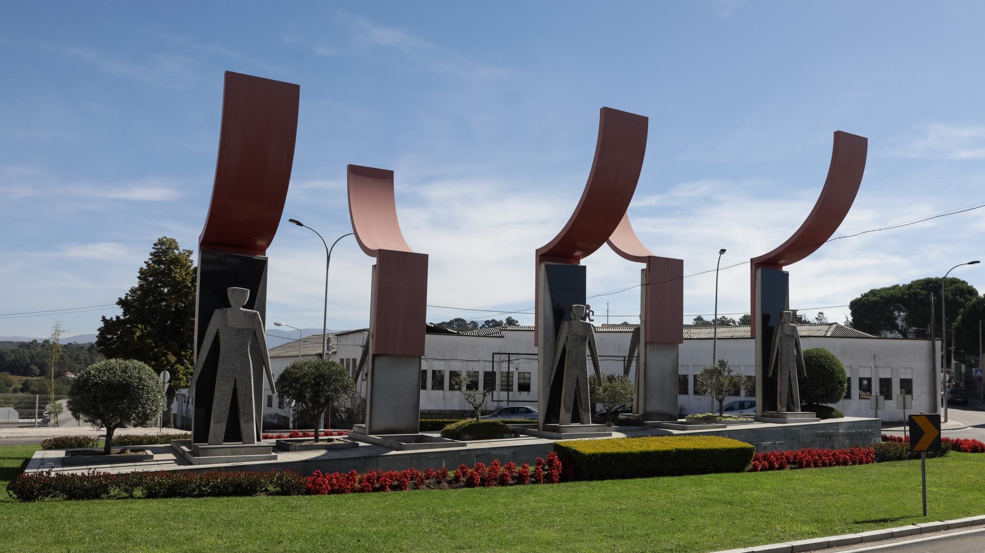 Monumento de homenagem aos empresários em Oliveira do Hospital, 04 de outubro de 2017. PAULO NOVAIS/LUSA