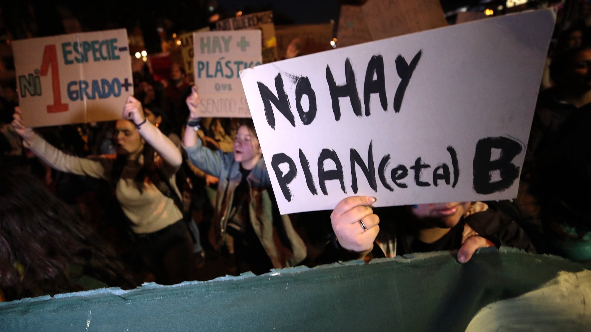 epa07598580 A protester displays a sign that reads &#039;There&#039;s no plan(et) B&#039; during a march against political inaction on climate change and global warming, in Santiago, Chile, 24 May 2019. The event featured students walking out of their classes in 1,664 cities across 125 countries.  EPA/Alberto Valdes