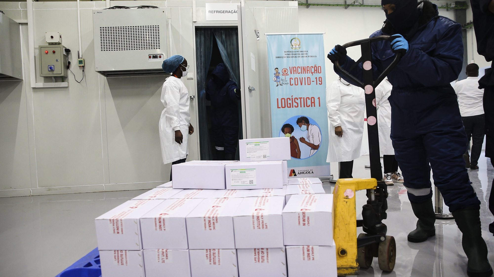 Frigorífico do depósito central de vacinas de Angola, no dia em que chegaram ao país as primeiras 624.000 doses de vacinas contra a covid-19, no aeroporto Internacional 4 de Fevereiro, que contou com a presença da ministra da Saúde, Silvia Lutucuta (ausente da foto), no âmbito da iniciativa Covax, Luanda, Angola, 2 de março de 2021. AMPE ROGÉRIO/LUSA