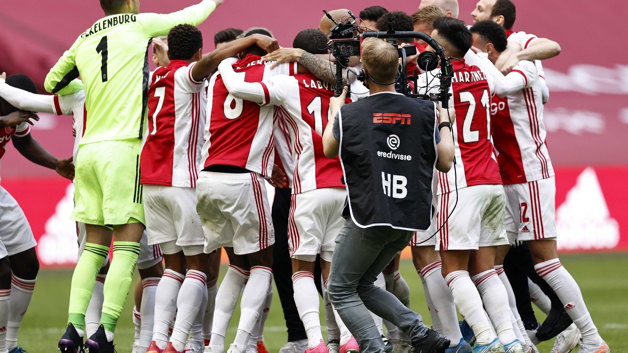 epa09173957 Ajax Amsterdam players celebrate the national championship title after winning the Dutch Eredivisie match between Ajax Amsterdam and FC Emmen at the Johan Cruijff Arena in Amsterdam, Netherlands, 02 May 2021.  EPA/MAURICE VAN STEEN