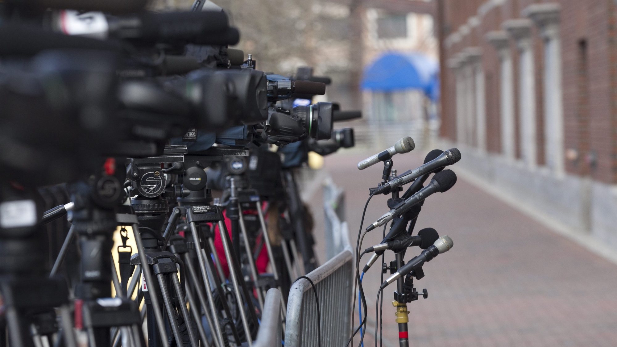 epa04695649 Media cameras and microphones outside the John J Moakley Federal Courthouse during the verdict deliberation of Tsarnaev&#039;s trial in Boston, Massachusetts, USA, 08 April 2015. Verdict deliberation in the Federal trial of Dzhokhar Tsarnaev continues today.  EPA/KATHERINE TAYLOR