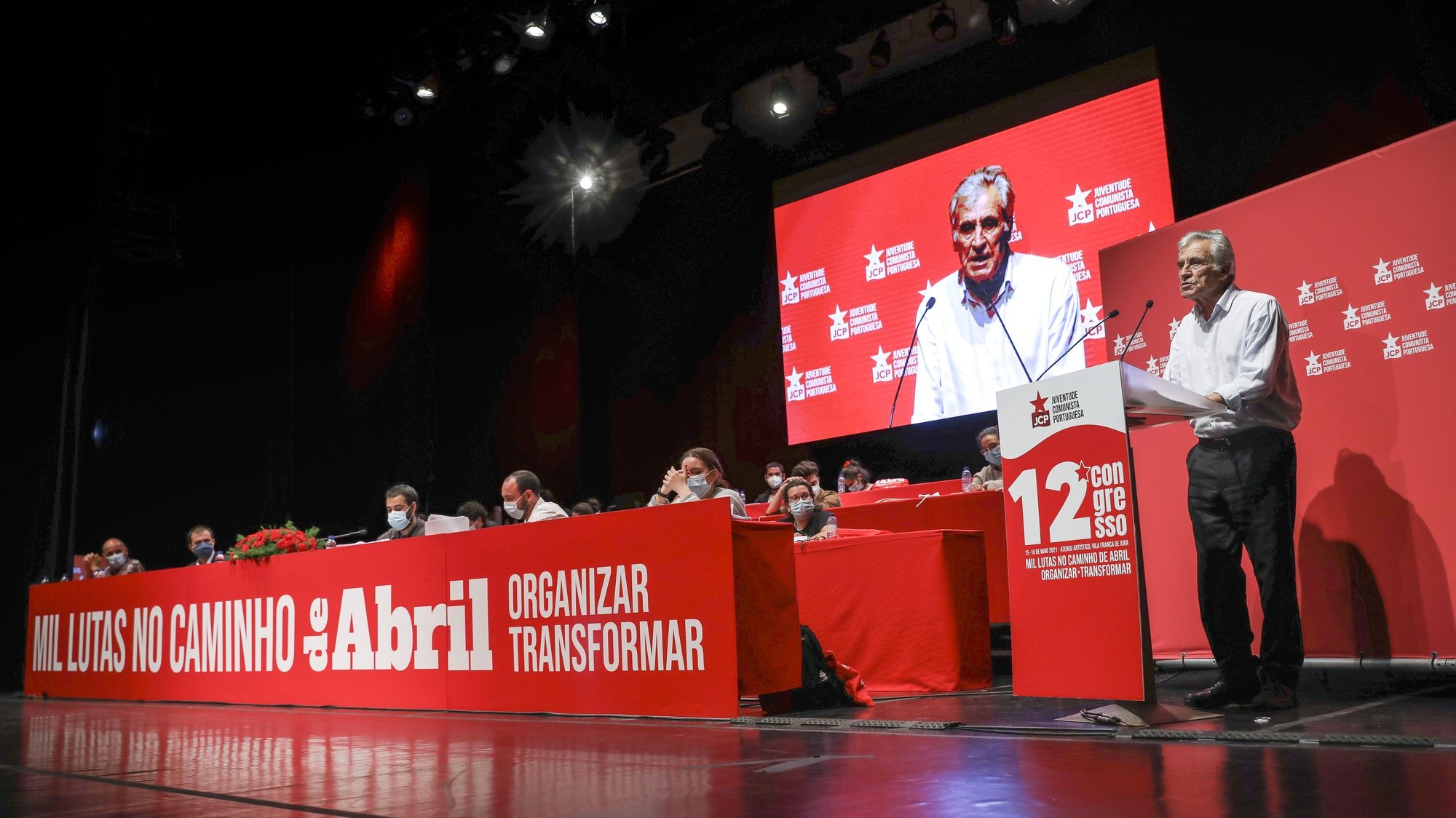 O secretário-geral do Partido Comunista Português (PCP), Jerónimo de Sousa (D), intervém no encerramento do 12.º congresso da Juventude Comunista Portuguesa, esta tarde em Vila Franca de Xira, 16 de maio de 2021. MIGUEL A. LOPES/LUSA