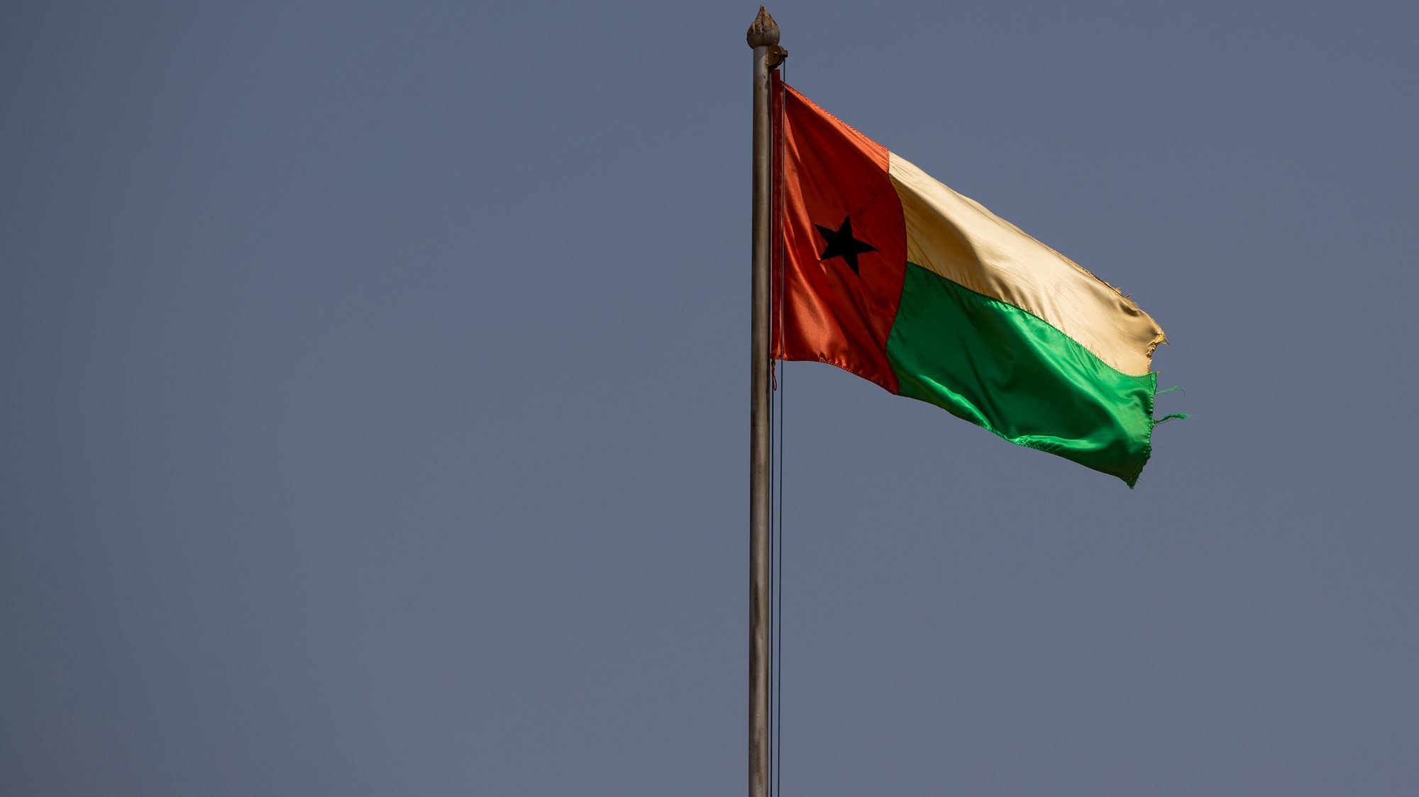 Bandeira da Guiné-Bissau, em Bissau, na Guiné-Bissau, 16 de maio de 2021. JOSÉ SENA GOULÃO/LUSA